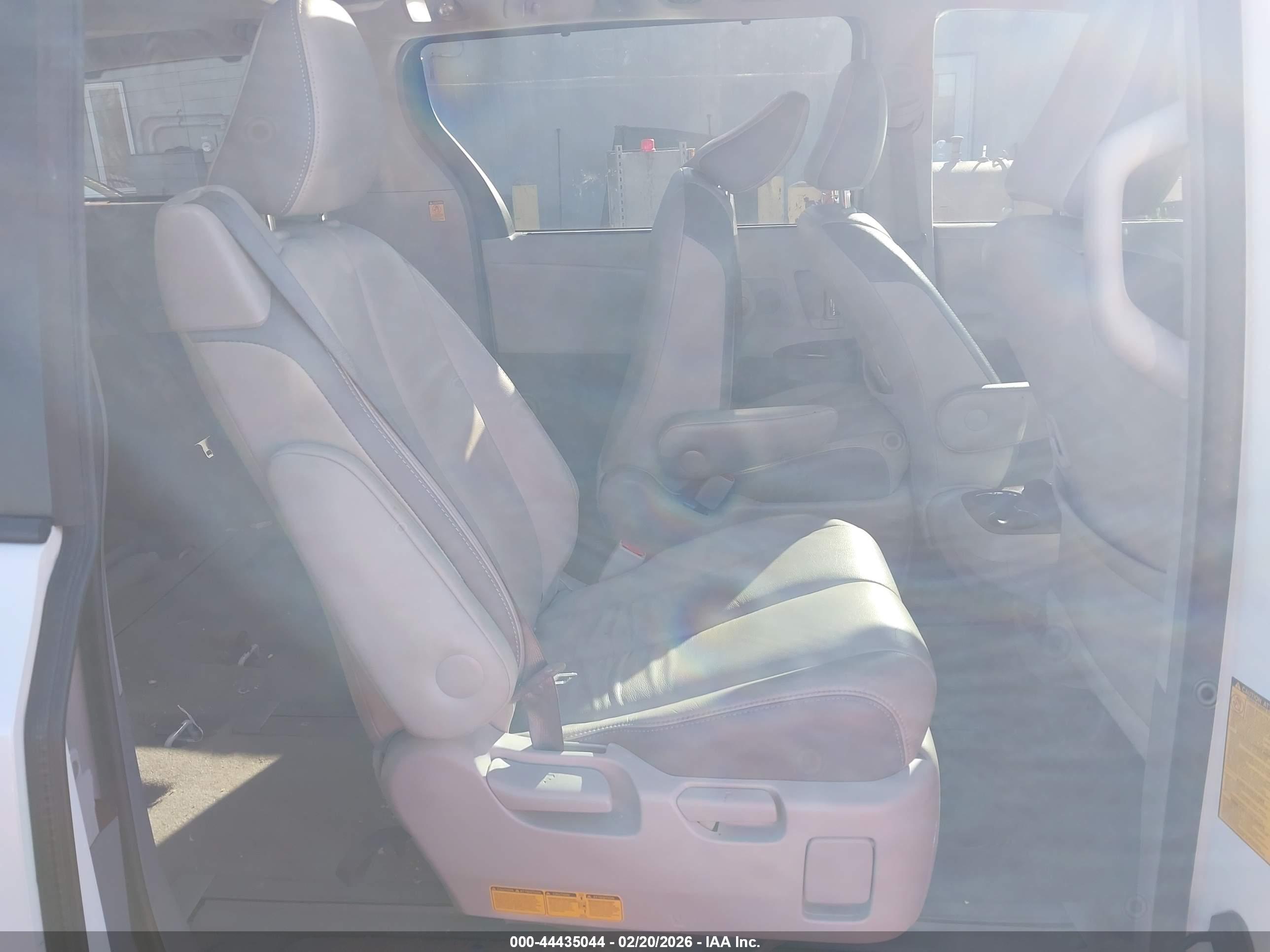 TOYOTA SIENNA image 8