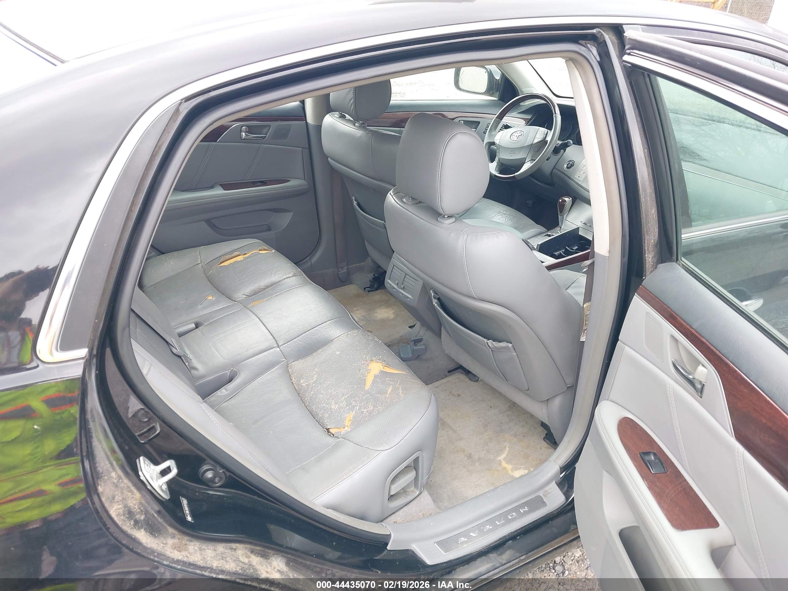 TOYOTA AVALON image 8