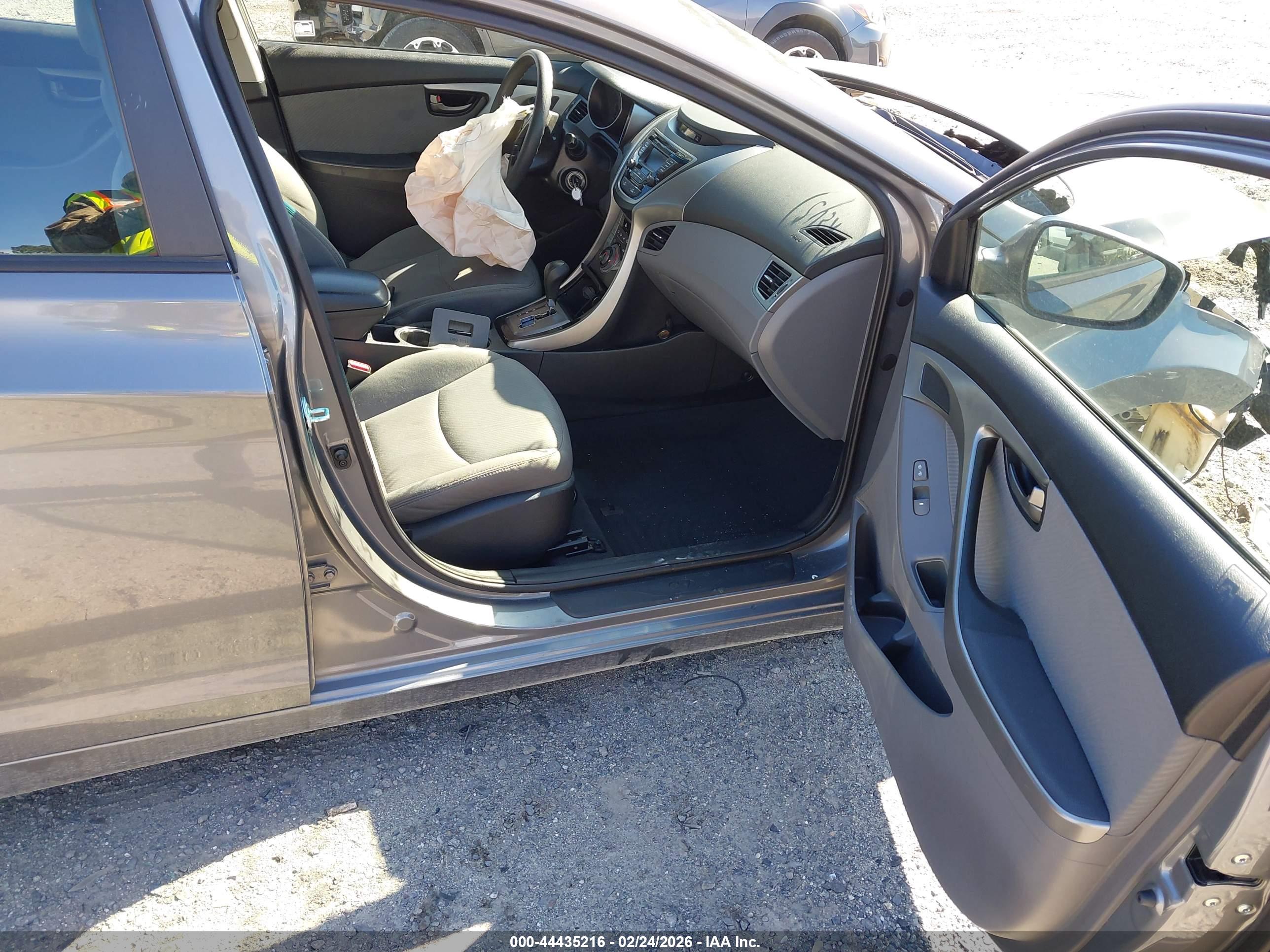 HYUNDAI ELANTRA image 5