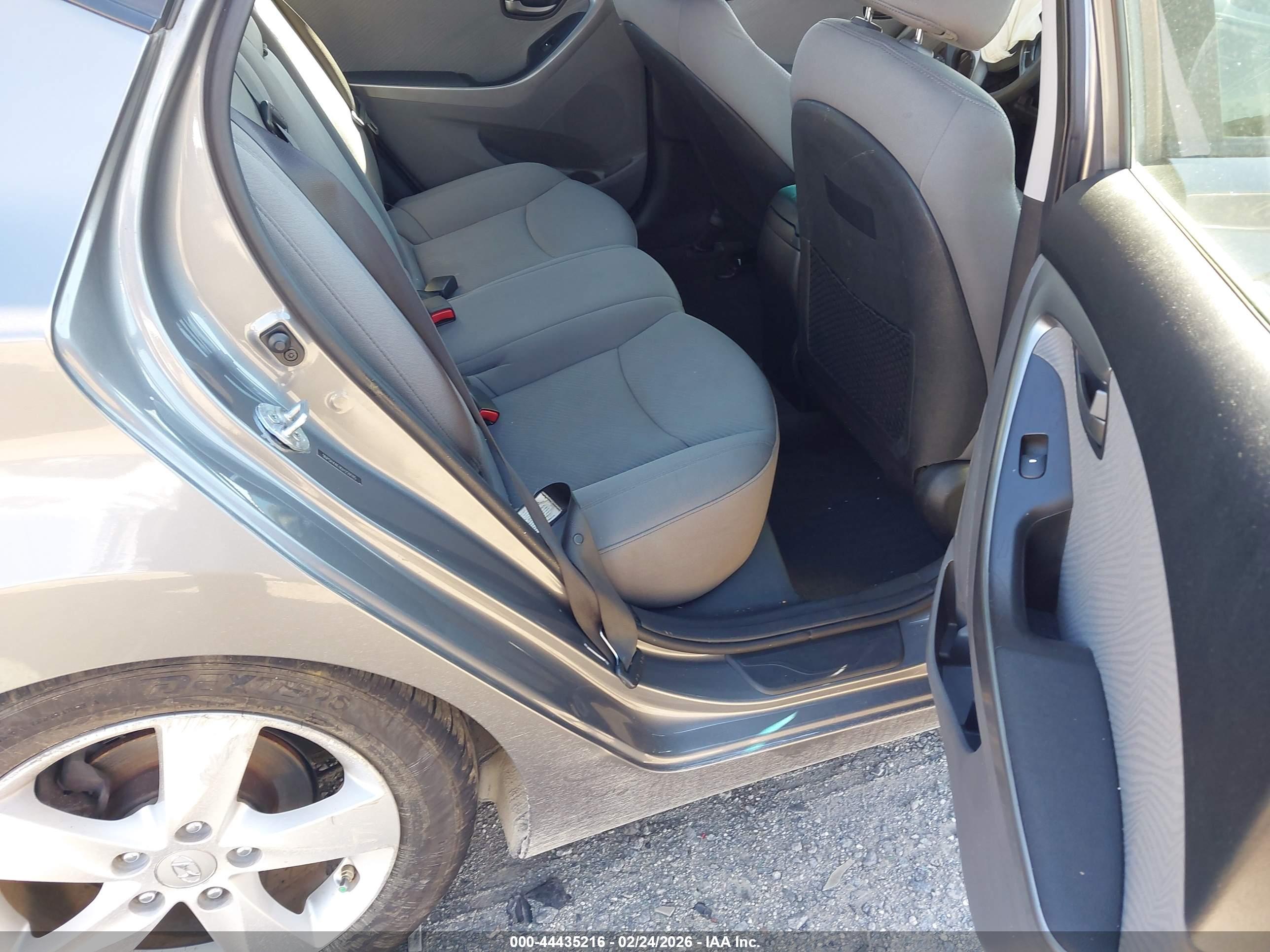 HYUNDAI ELANTRA image 8
