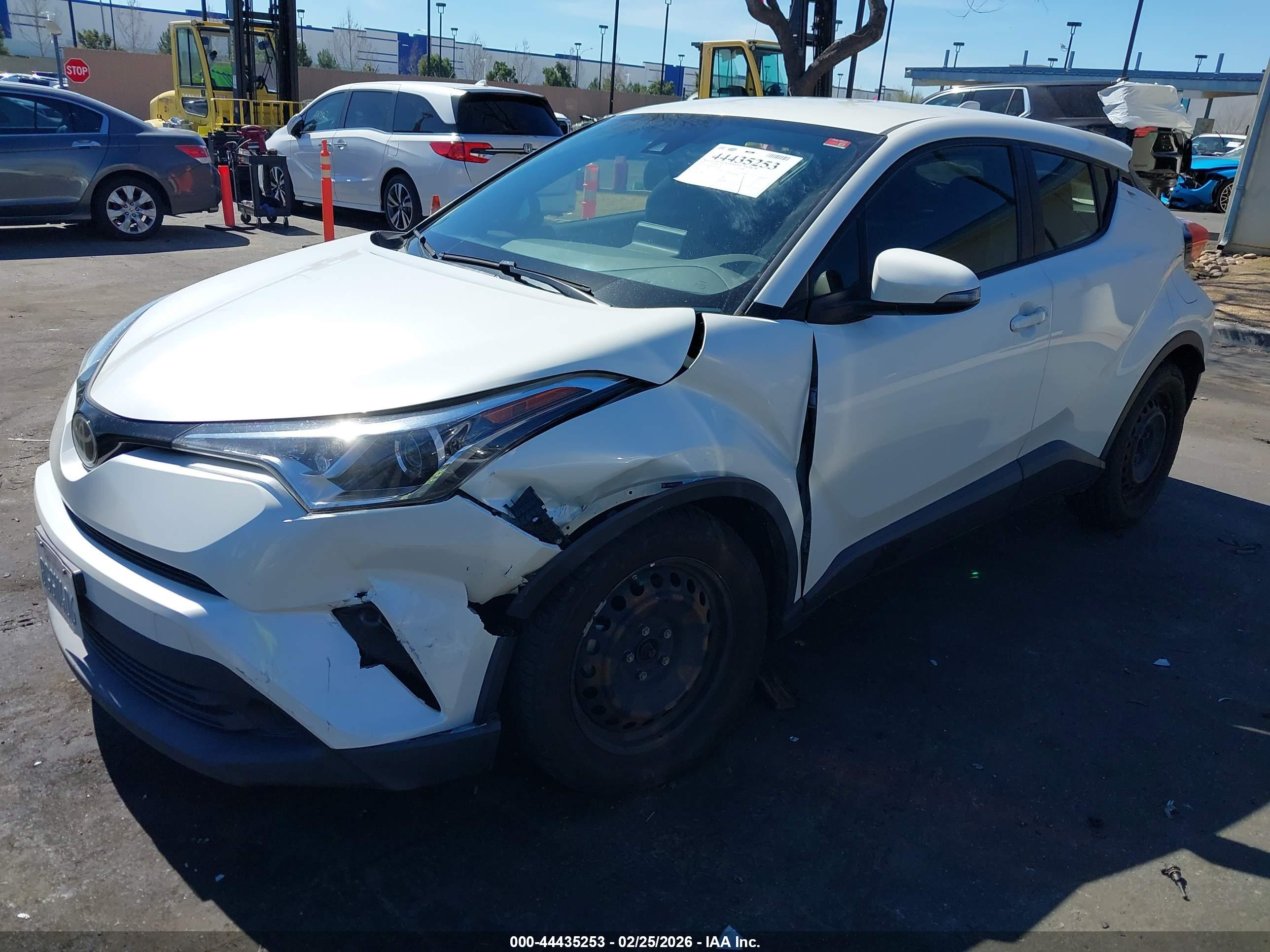 TOYOTA C-HR image 2
