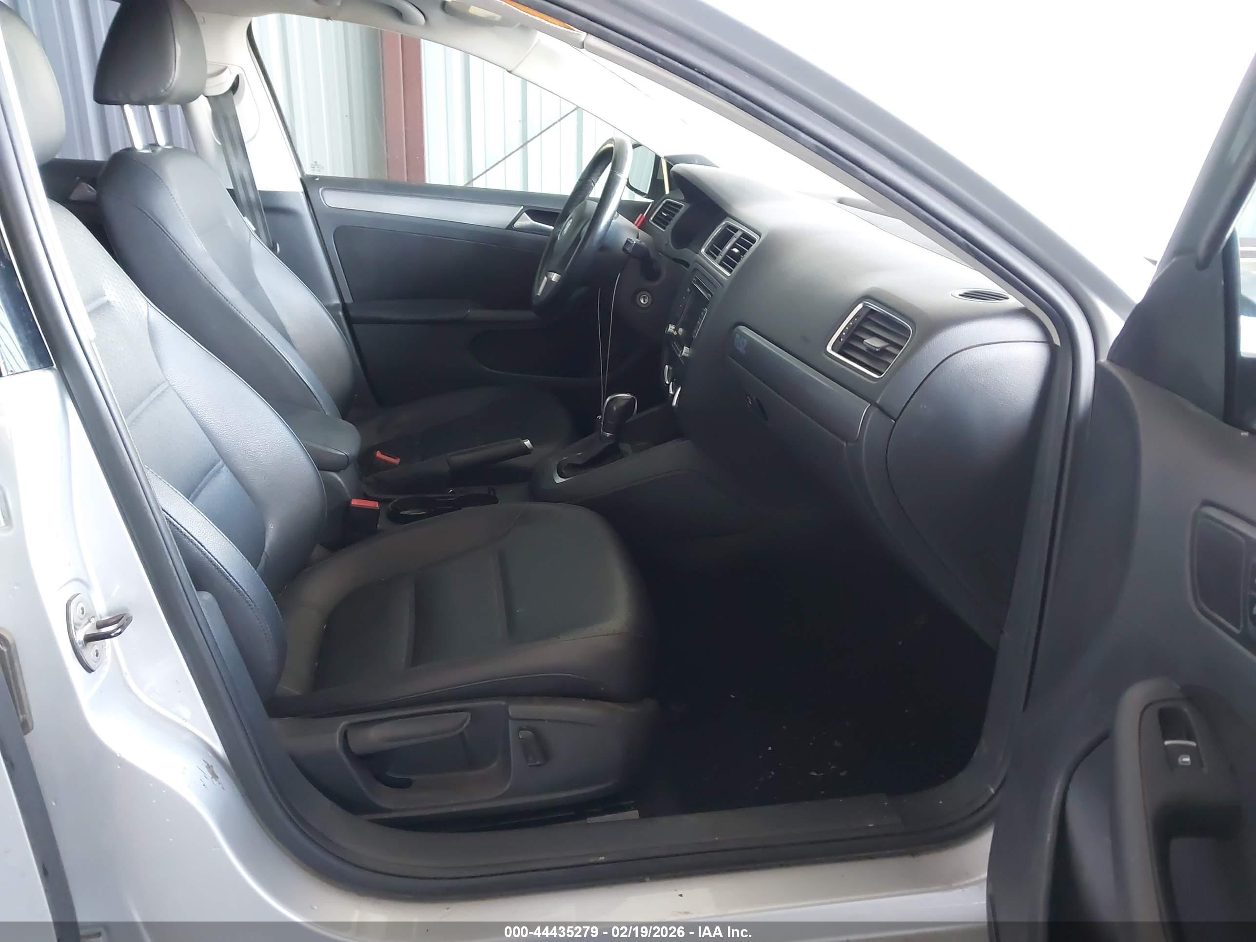 VOLKSWAGEN JETTA image 5