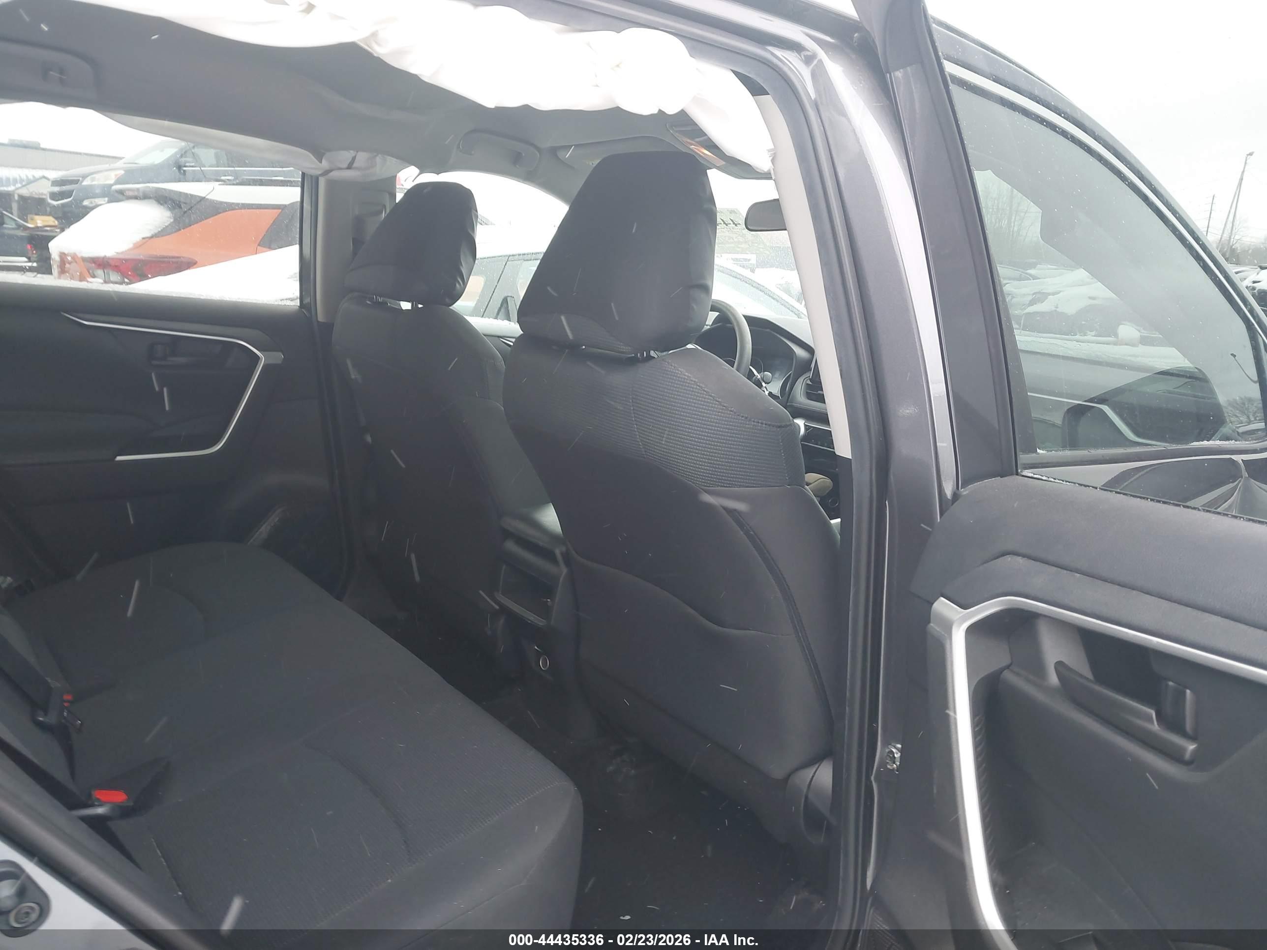 TOYOTA RAV4 image 8
