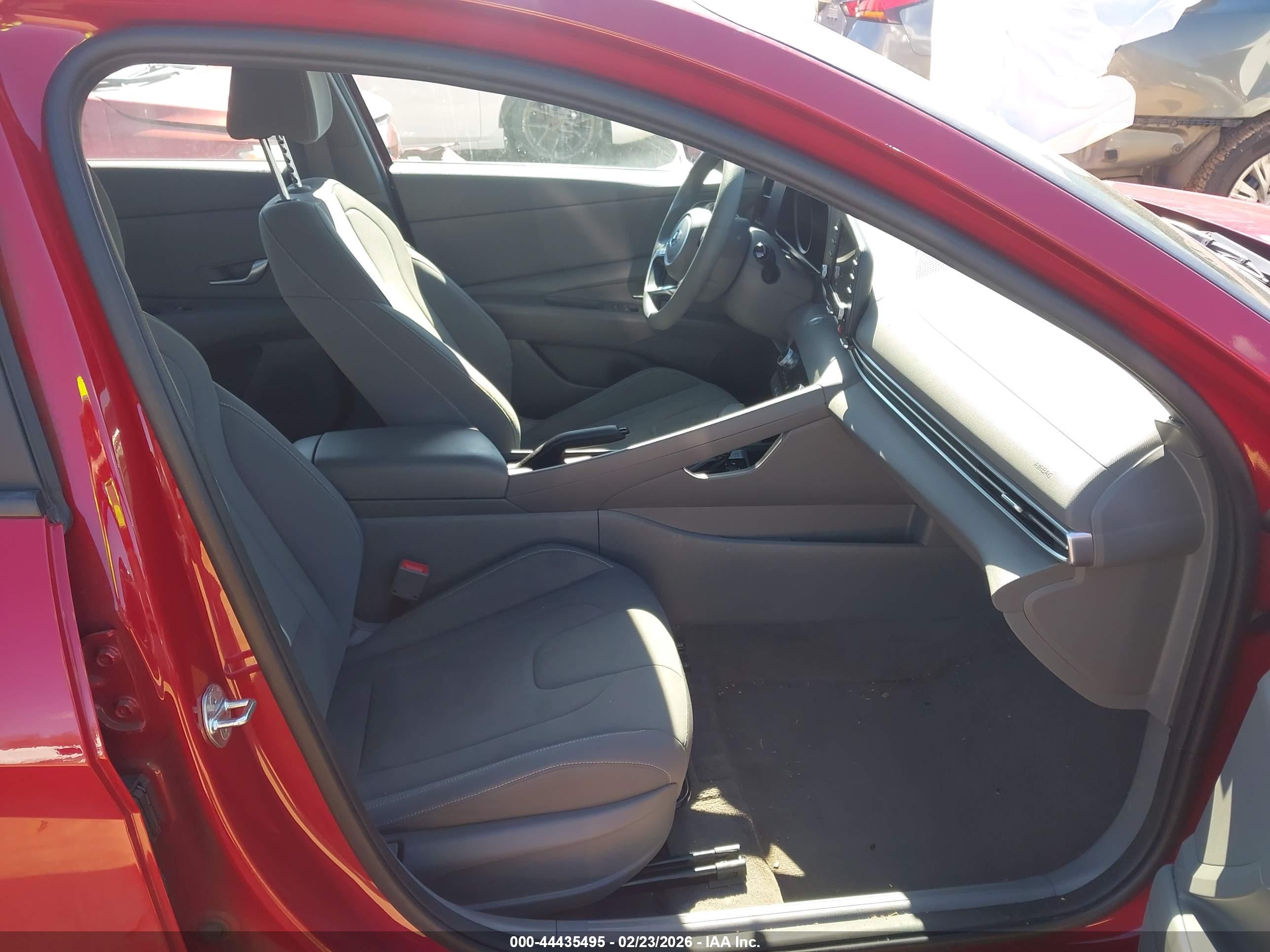 HYUNDAI ELANTRA image 5