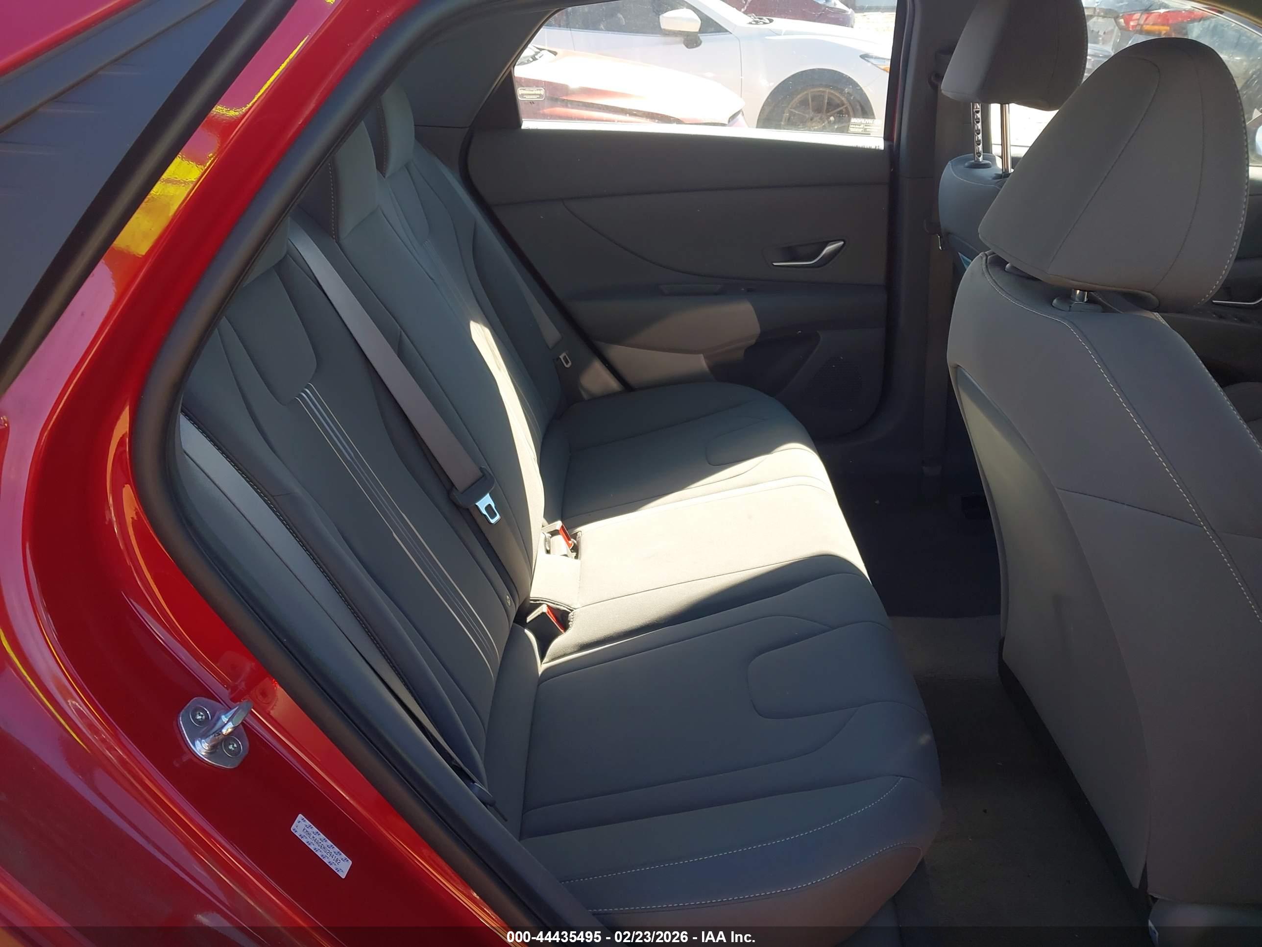 HYUNDAI ELANTRA image 8