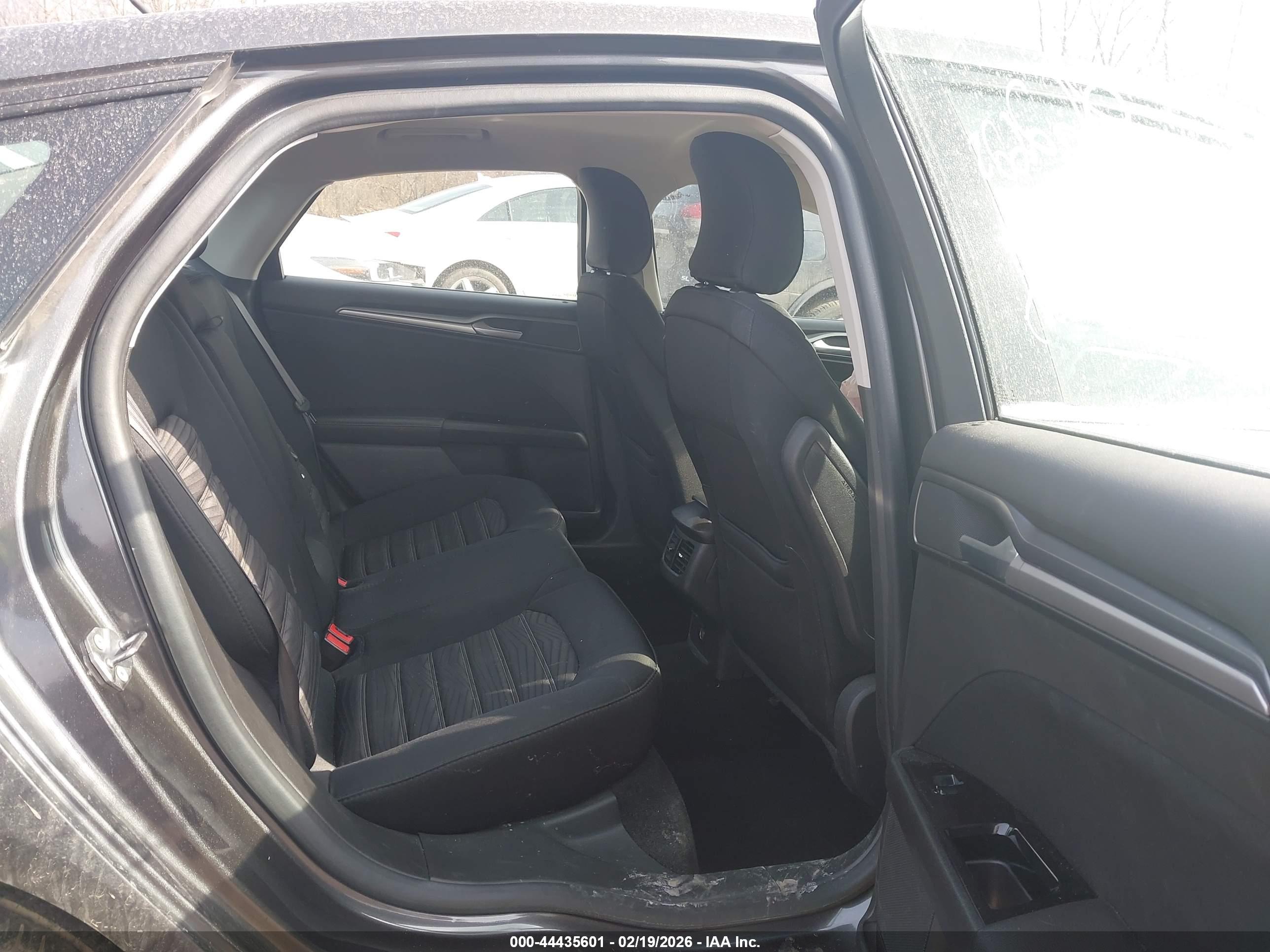 FORD FUSION image 8