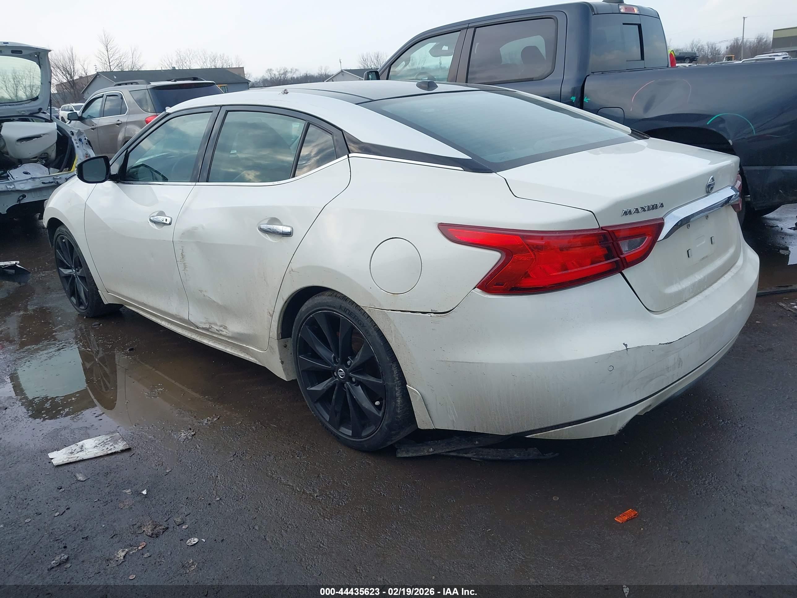 NISSAN MAXIMA image 3