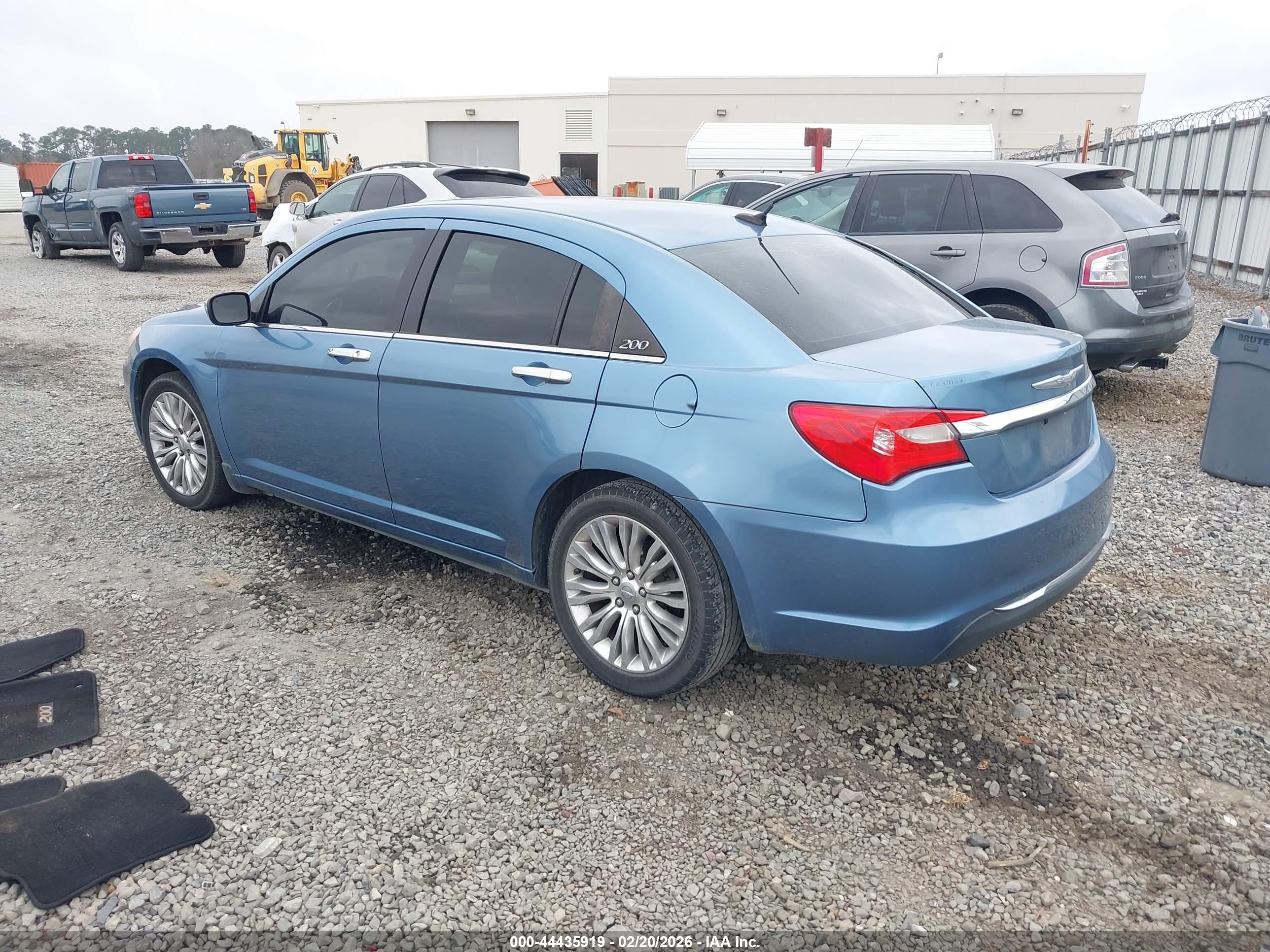 CHRYSLER 200 image 3
