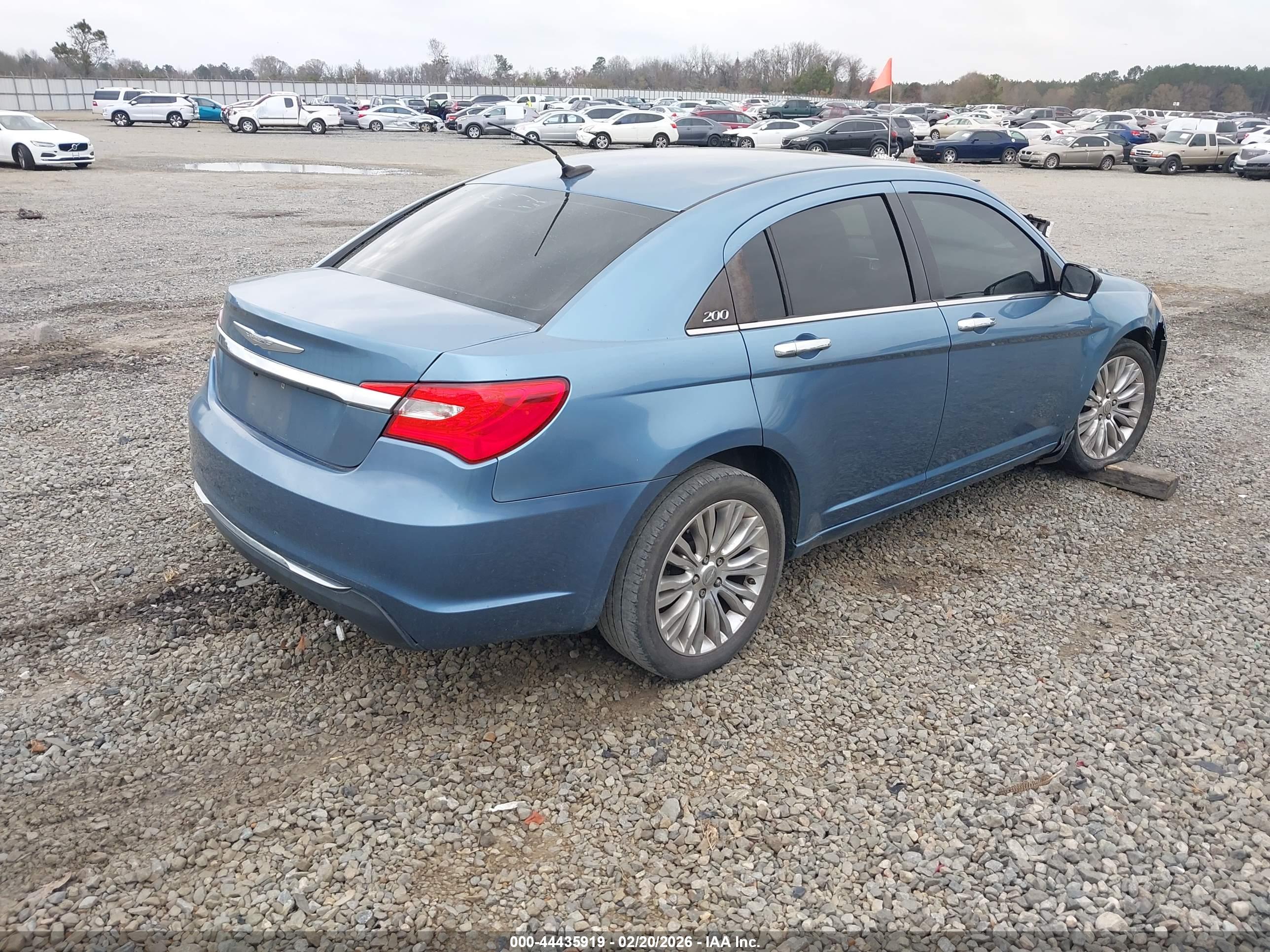 CHRYSLER 200 image 4