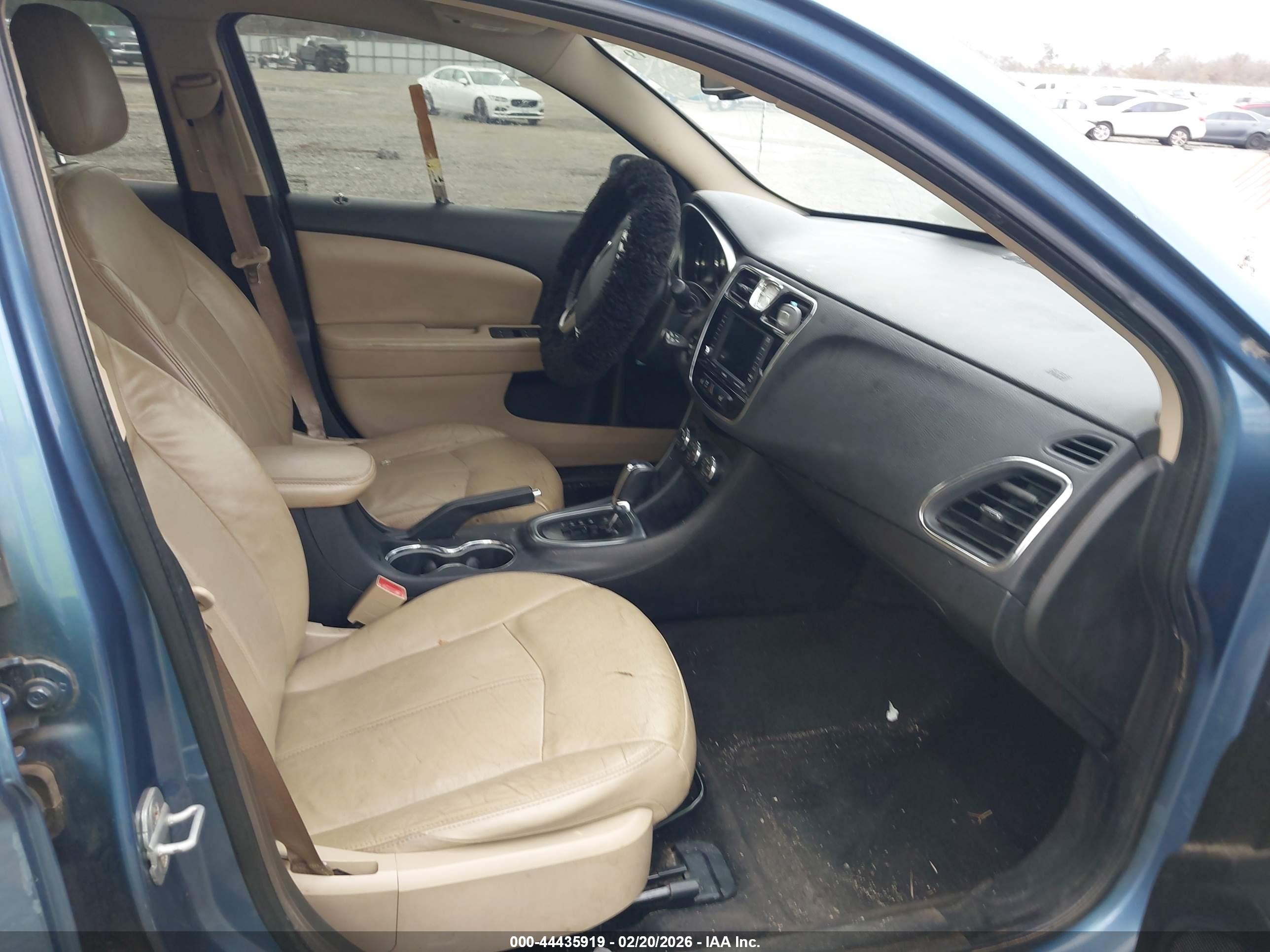 CHRYSLER 200 image 5
