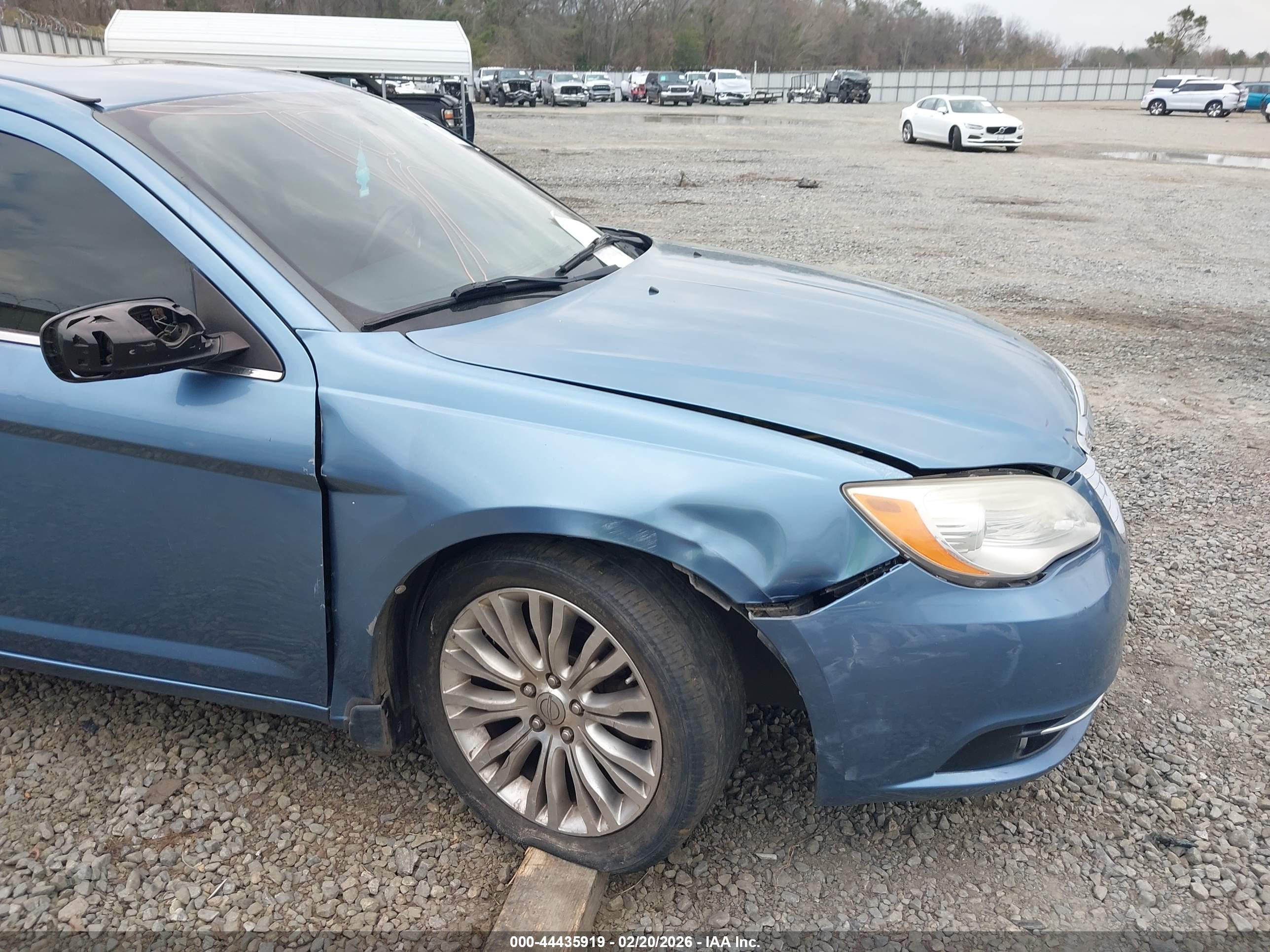 CHRYSLER 200 image 6