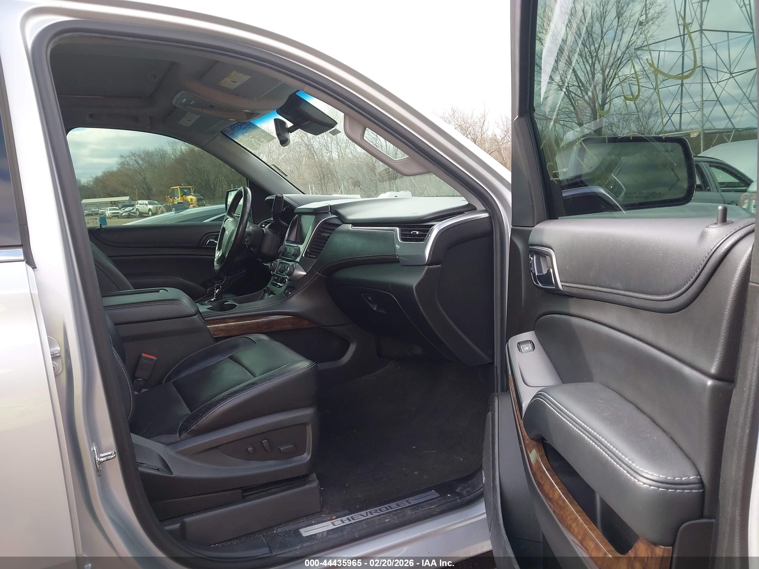 CHEVROLET SUBURBAN image 5