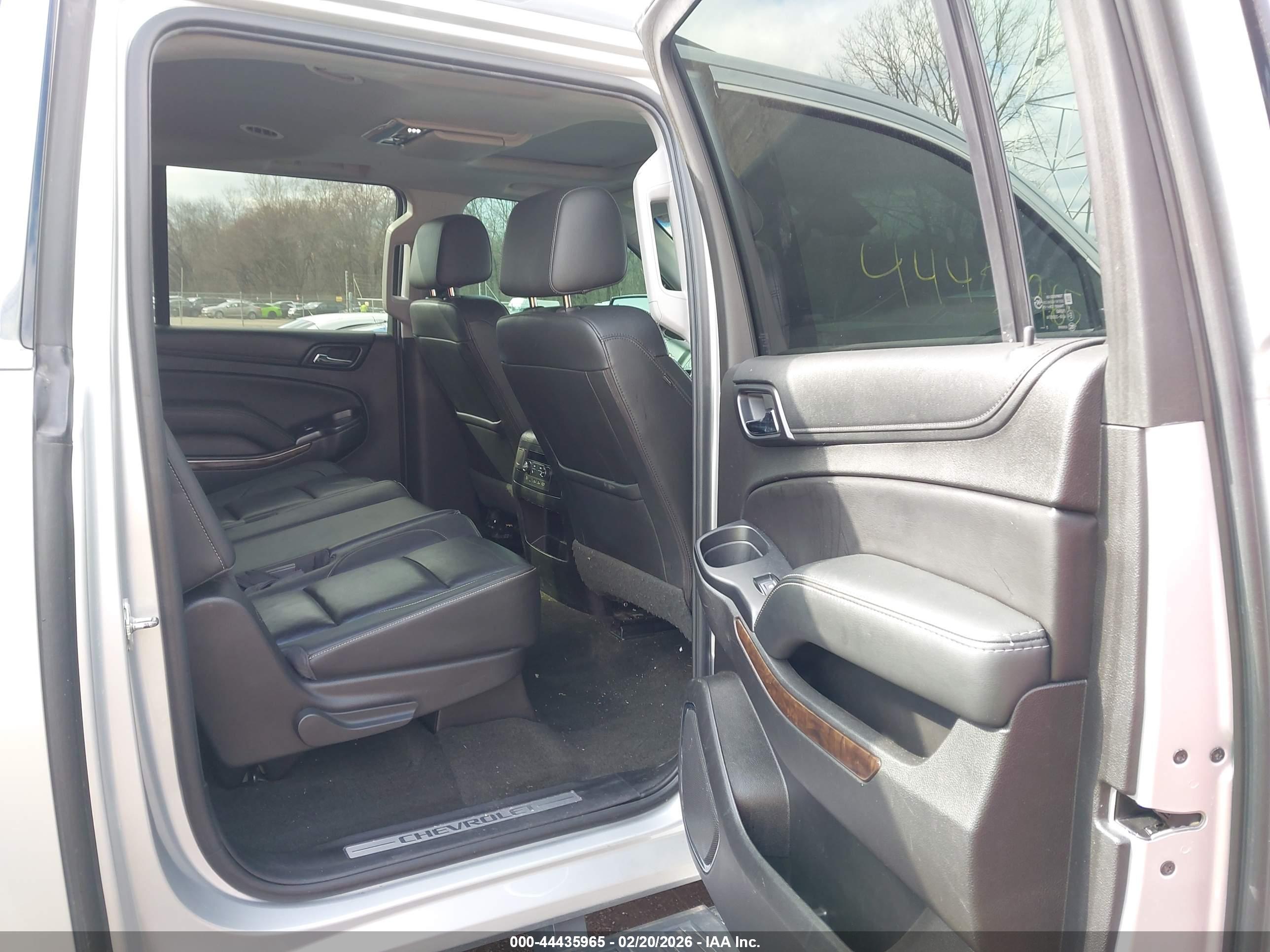CHEVROLET SUBURBAN image 8