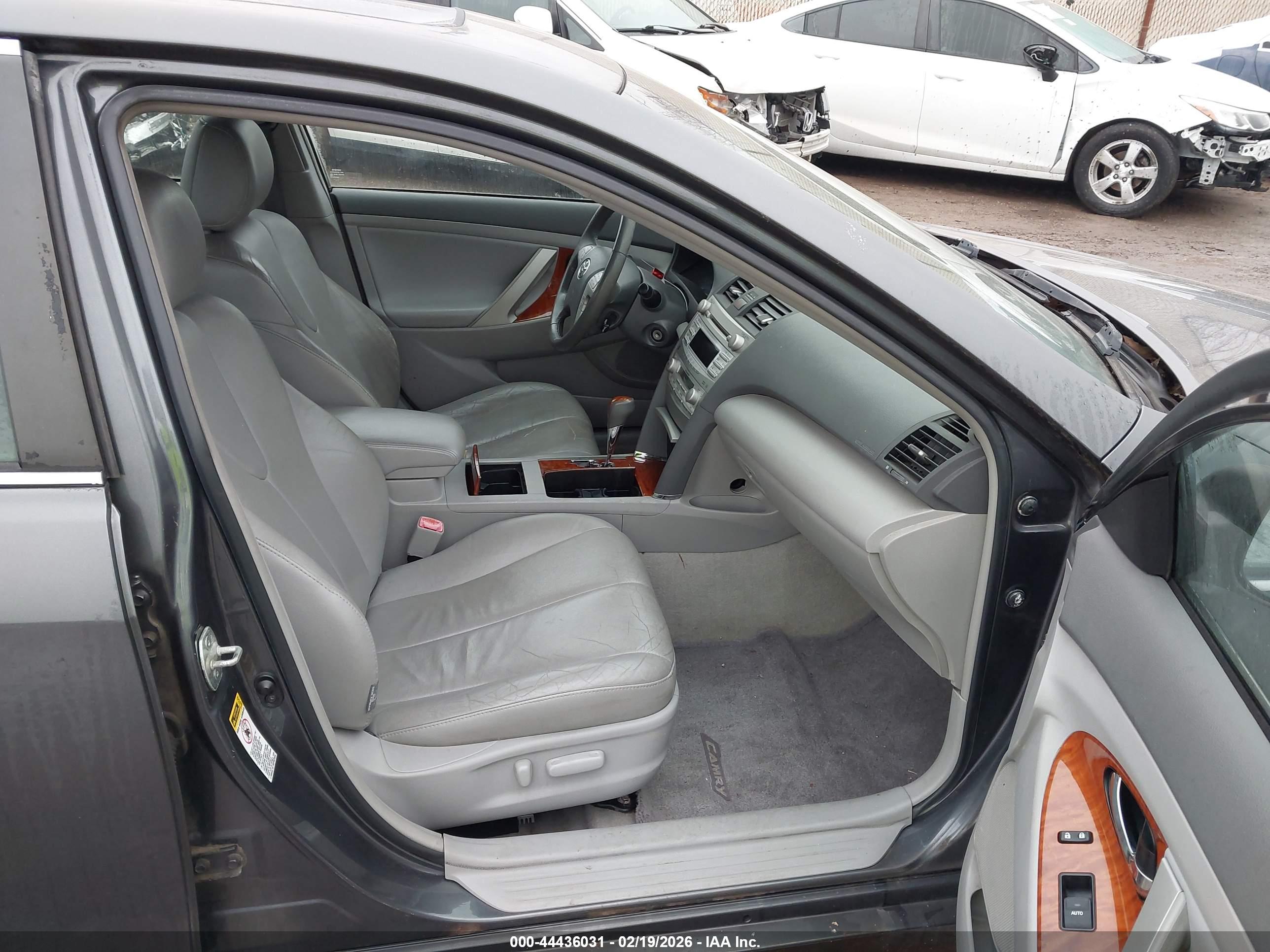 TOYOTA CAMRY image 5