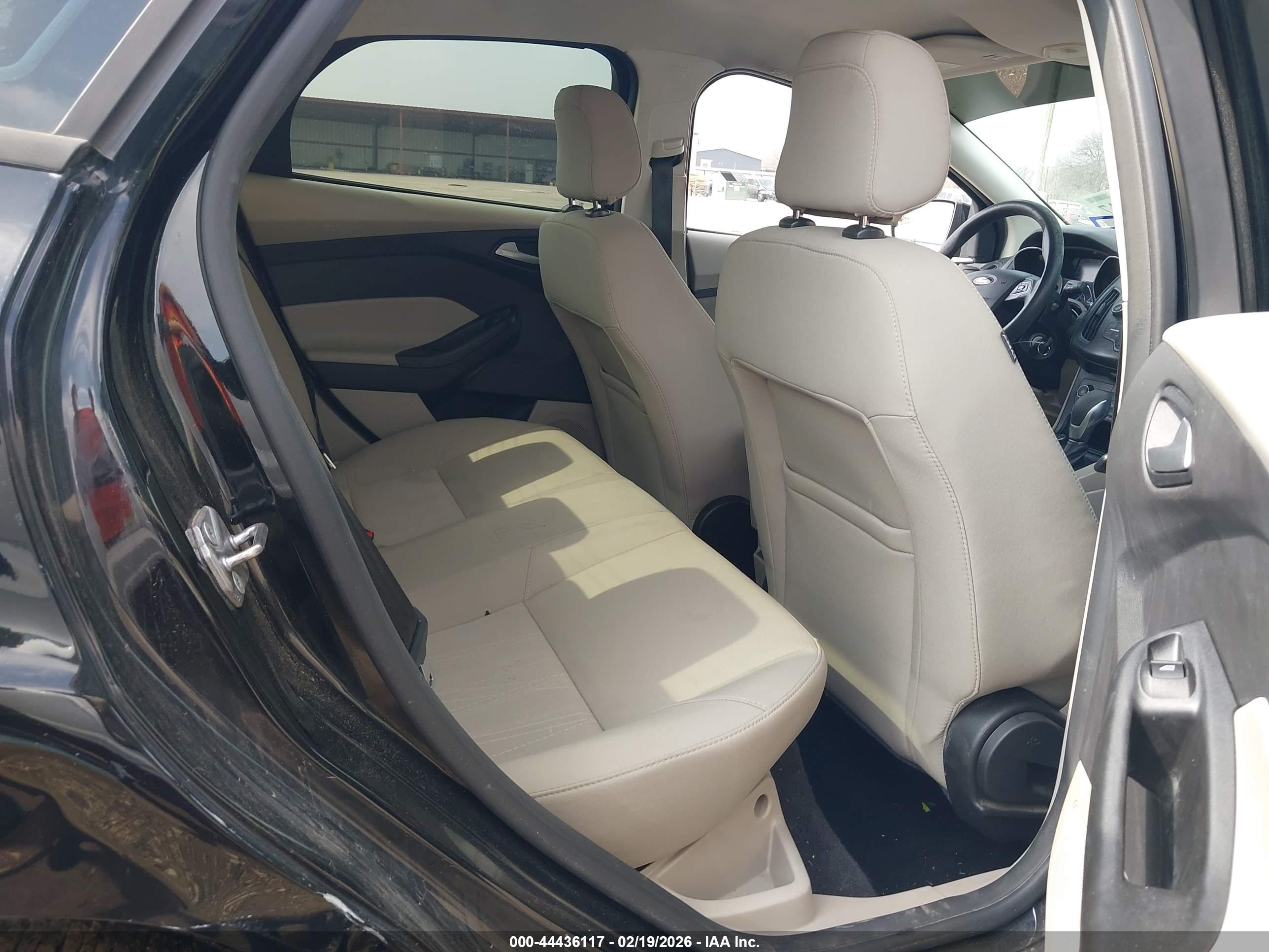 FORD FOCUS image 8
