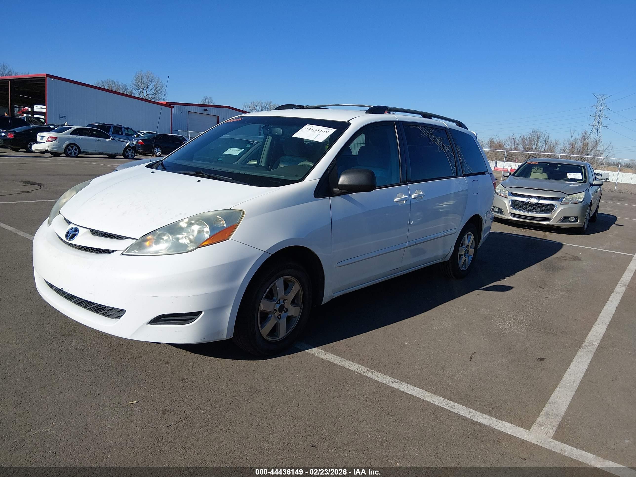 TOYOTA SIENNA image 2