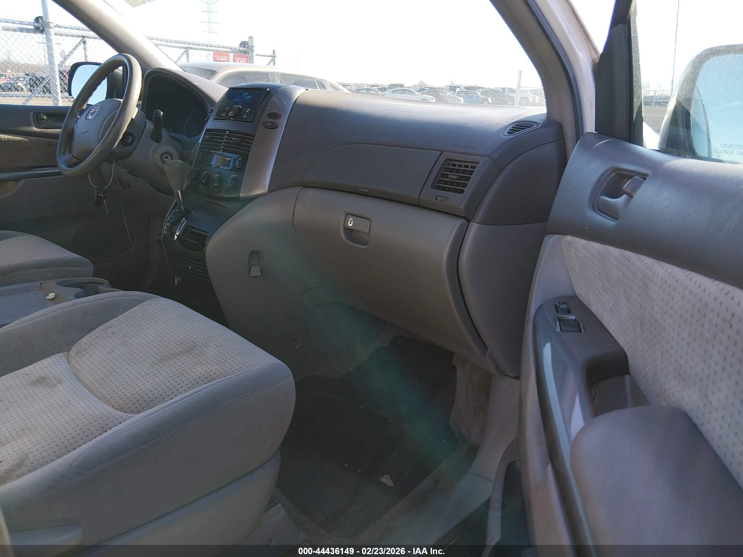 TOYOTA SIENNA image 5