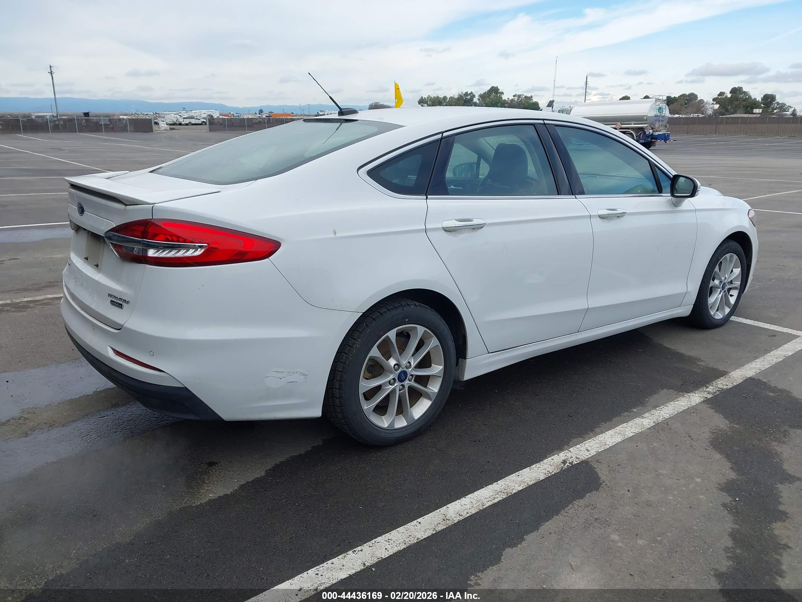 FORD FUSION image 4