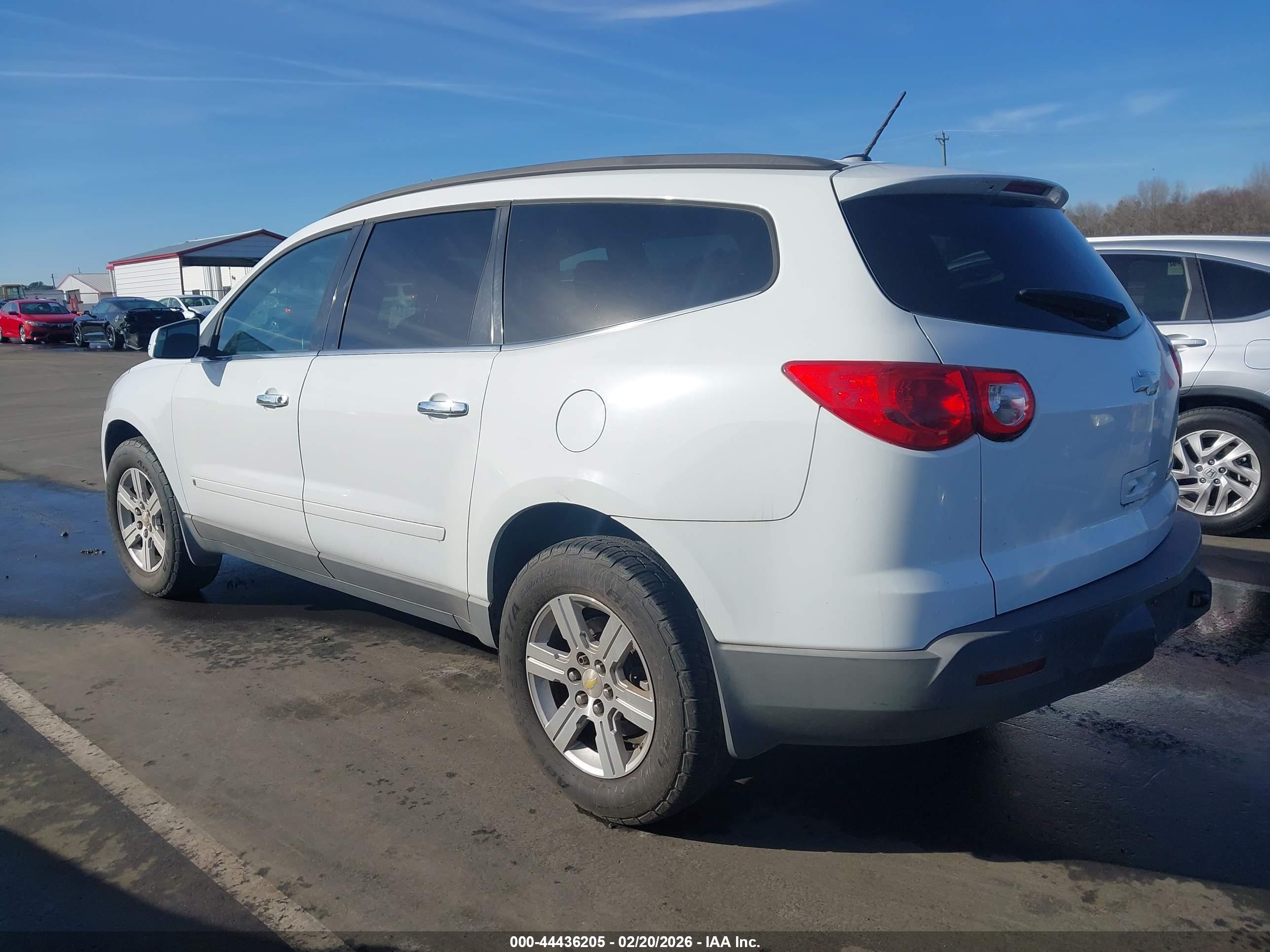 CHEVROLET TRAVERSE image 3