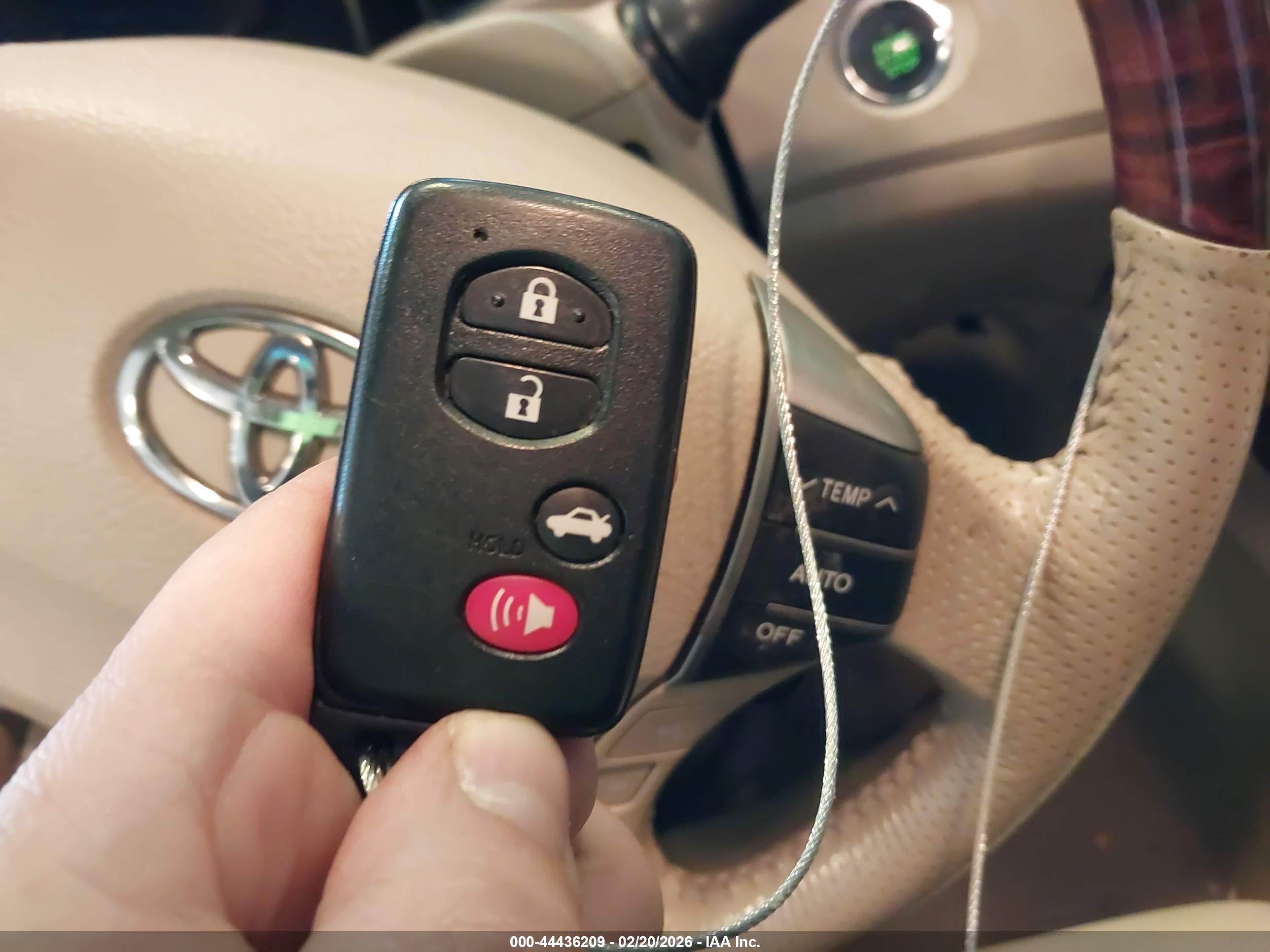 TOYOTA AVALON image 11