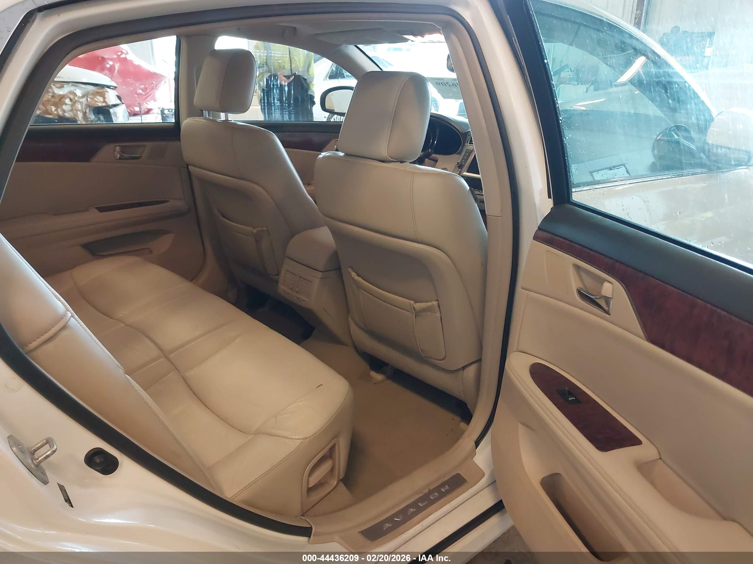 TOYOTA AVALON image 8