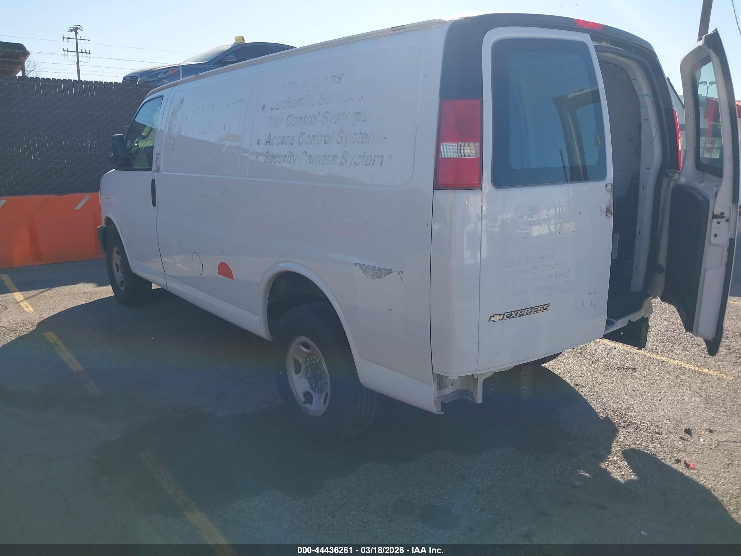 CHEVROLET EXPRESS image 3