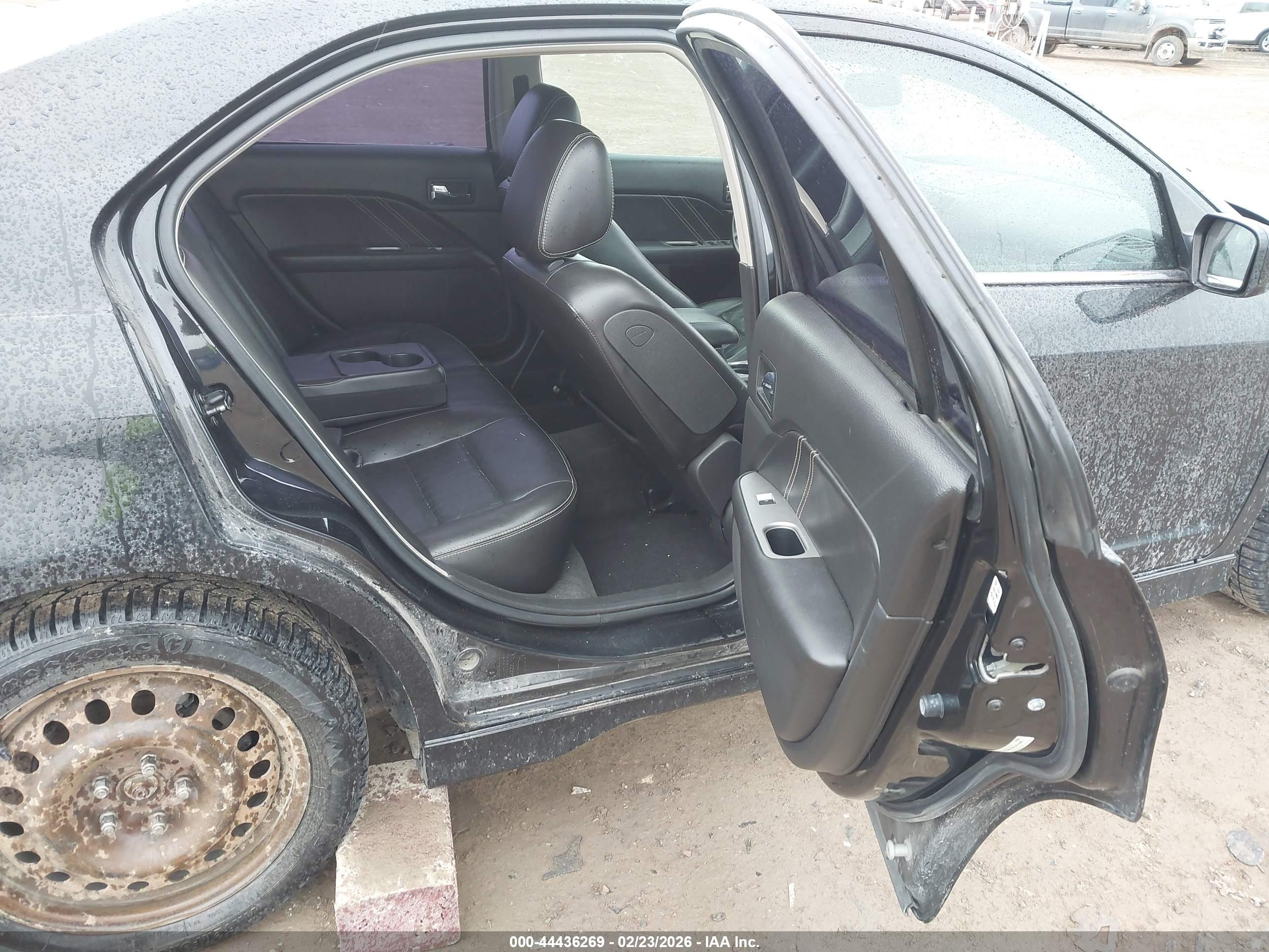 FORD FUSION image 8