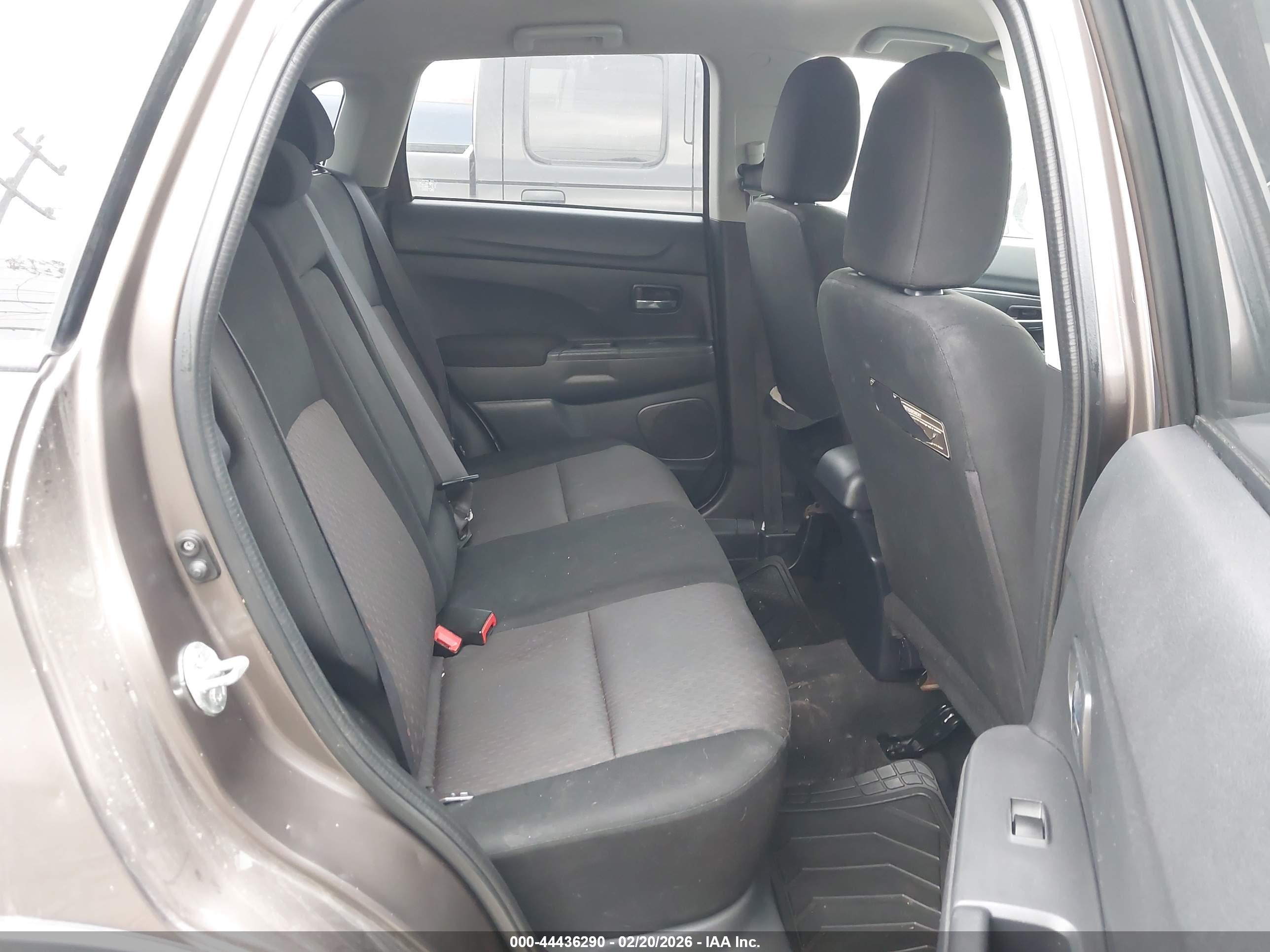 MITSUBISHI OUTLANDER image 8
