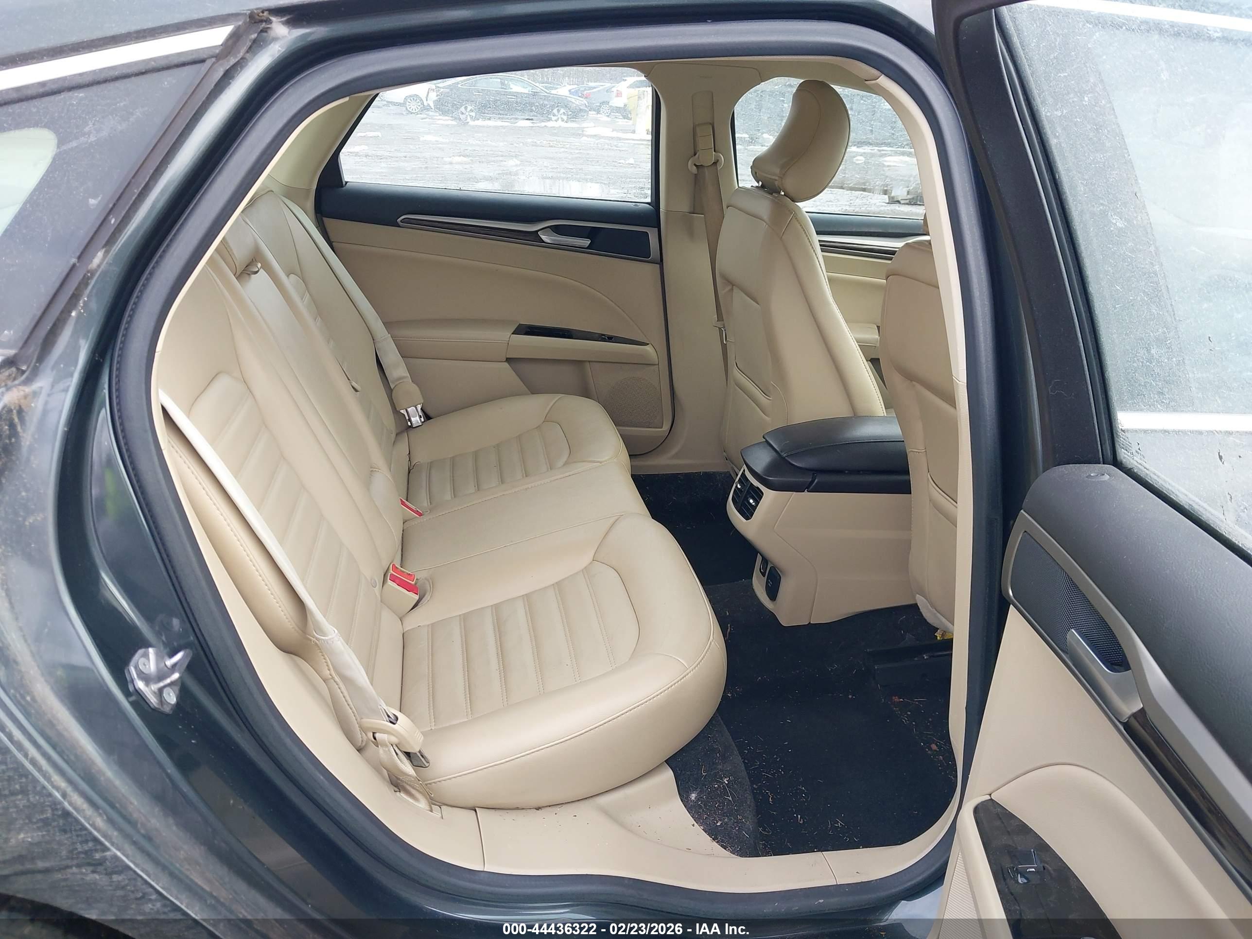 FORD FUSION image 8