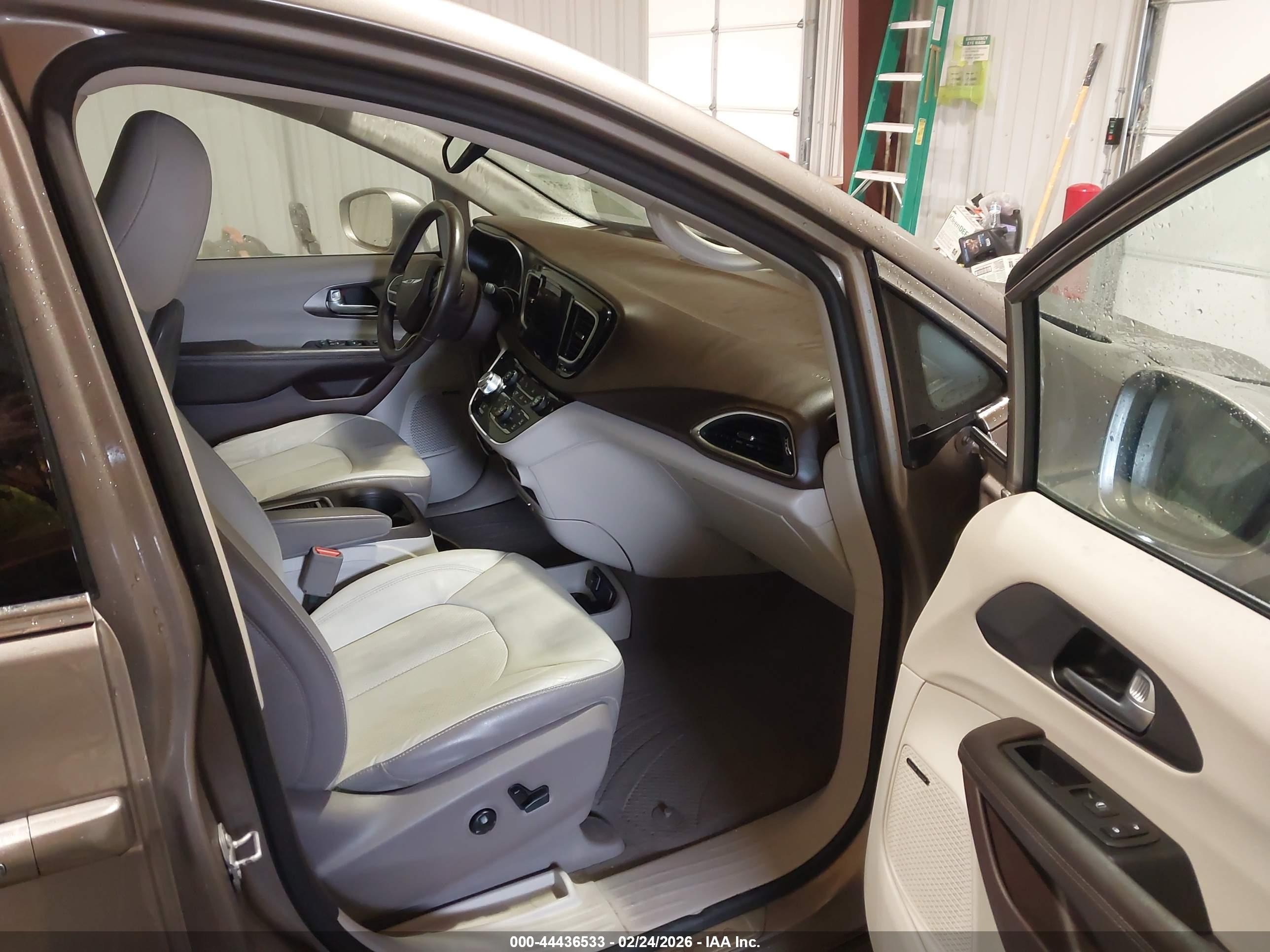 CHRYSLER PACIFICA image 5