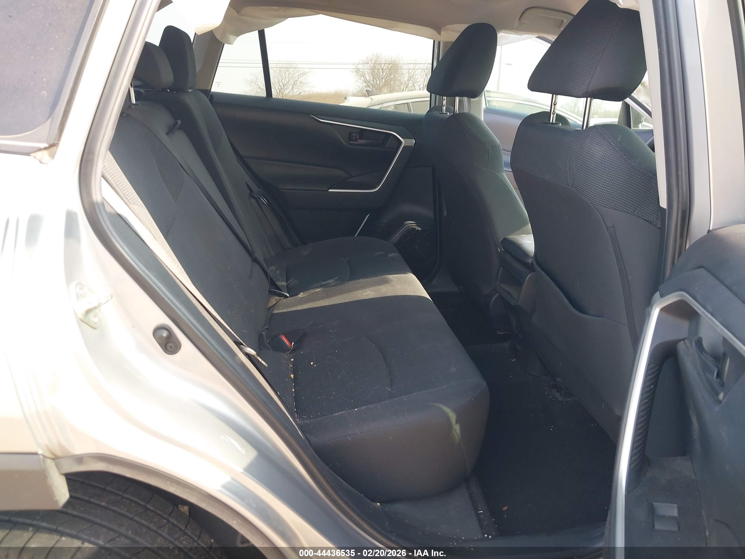 TOYOTA RAV4 image 8