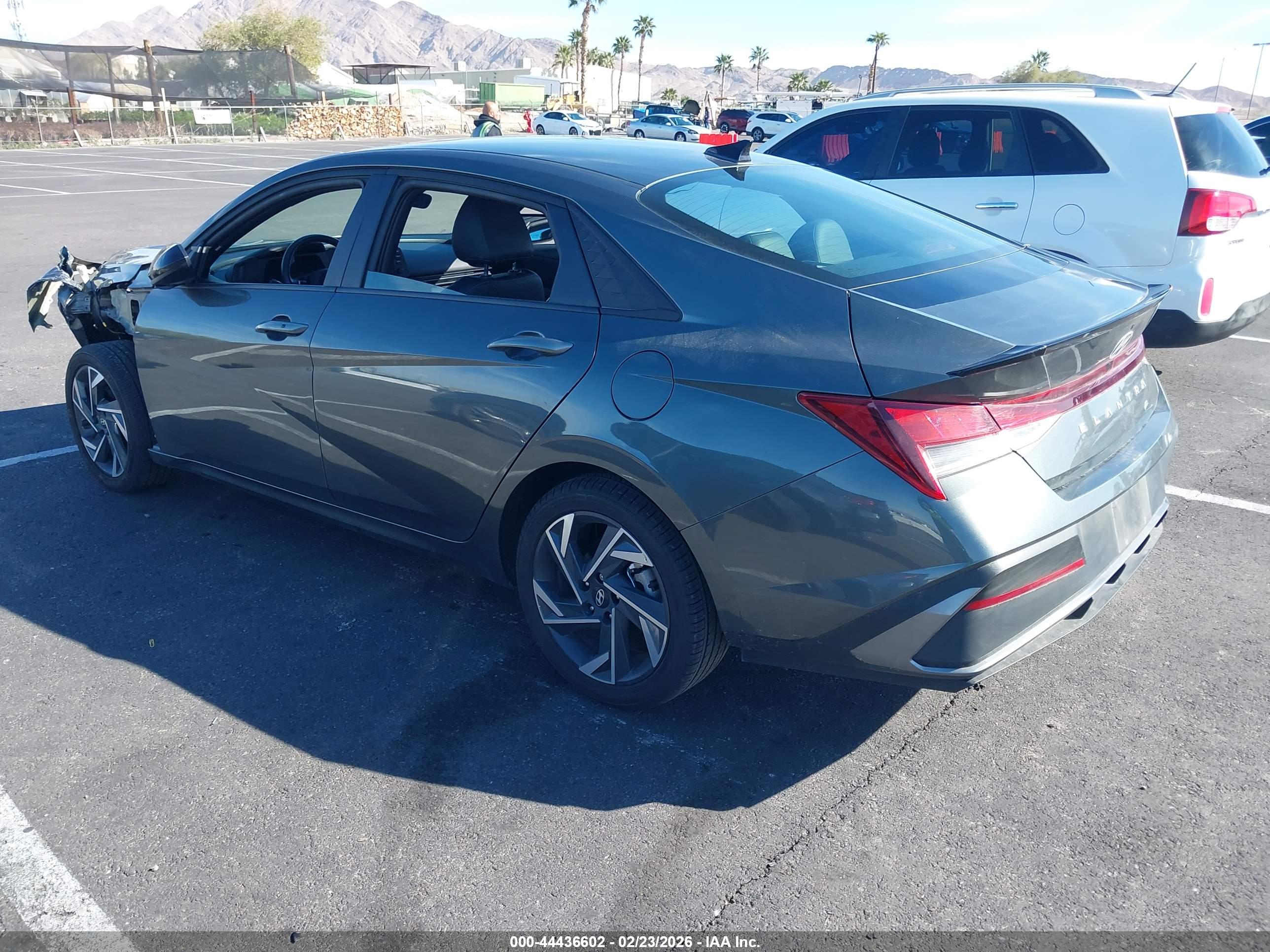 HYUNDAI ELANTRA image 3