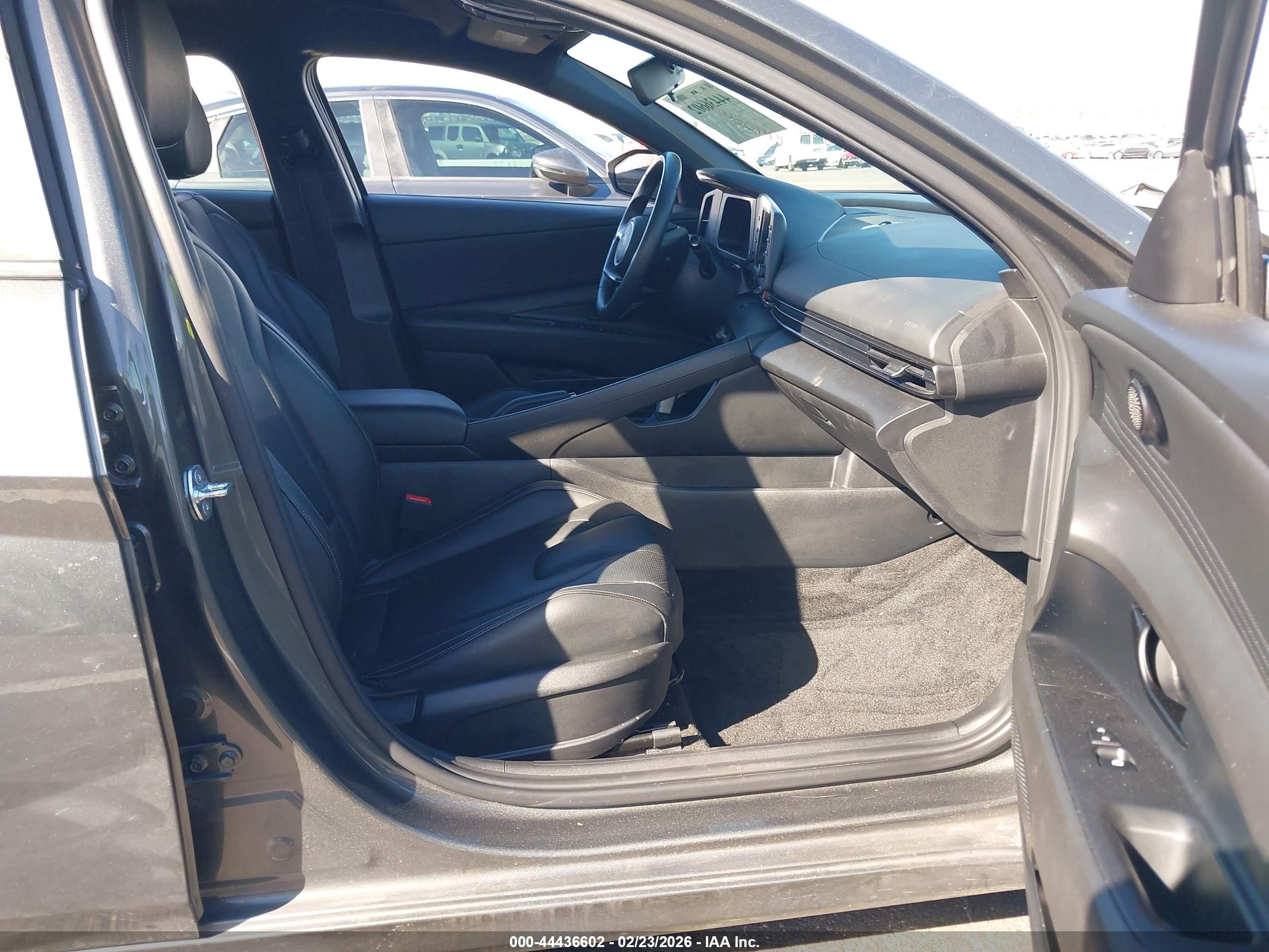 HYUNDAI ELANTRA image 5
