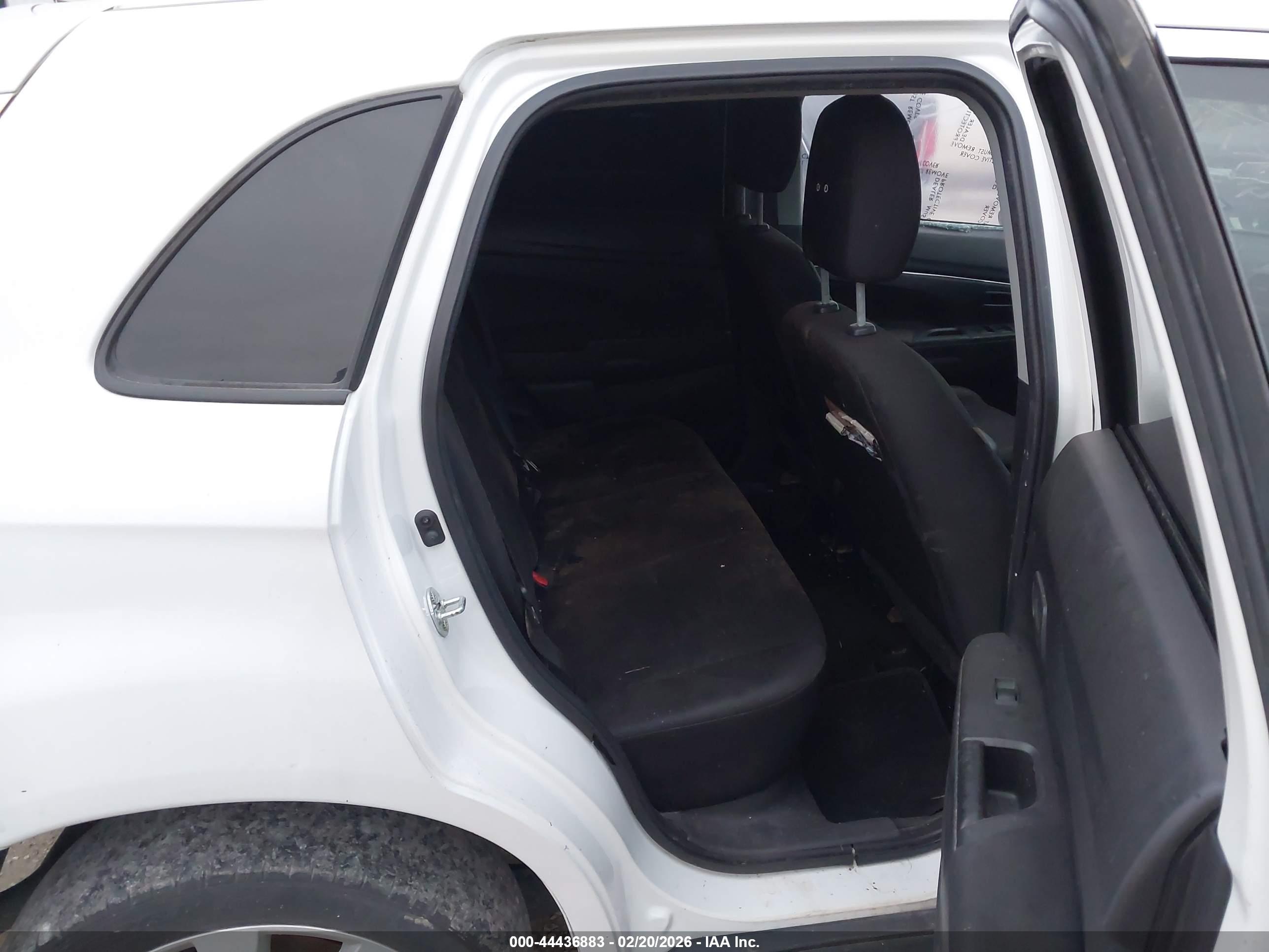 MITSUBISHI OUTLANDER image 8