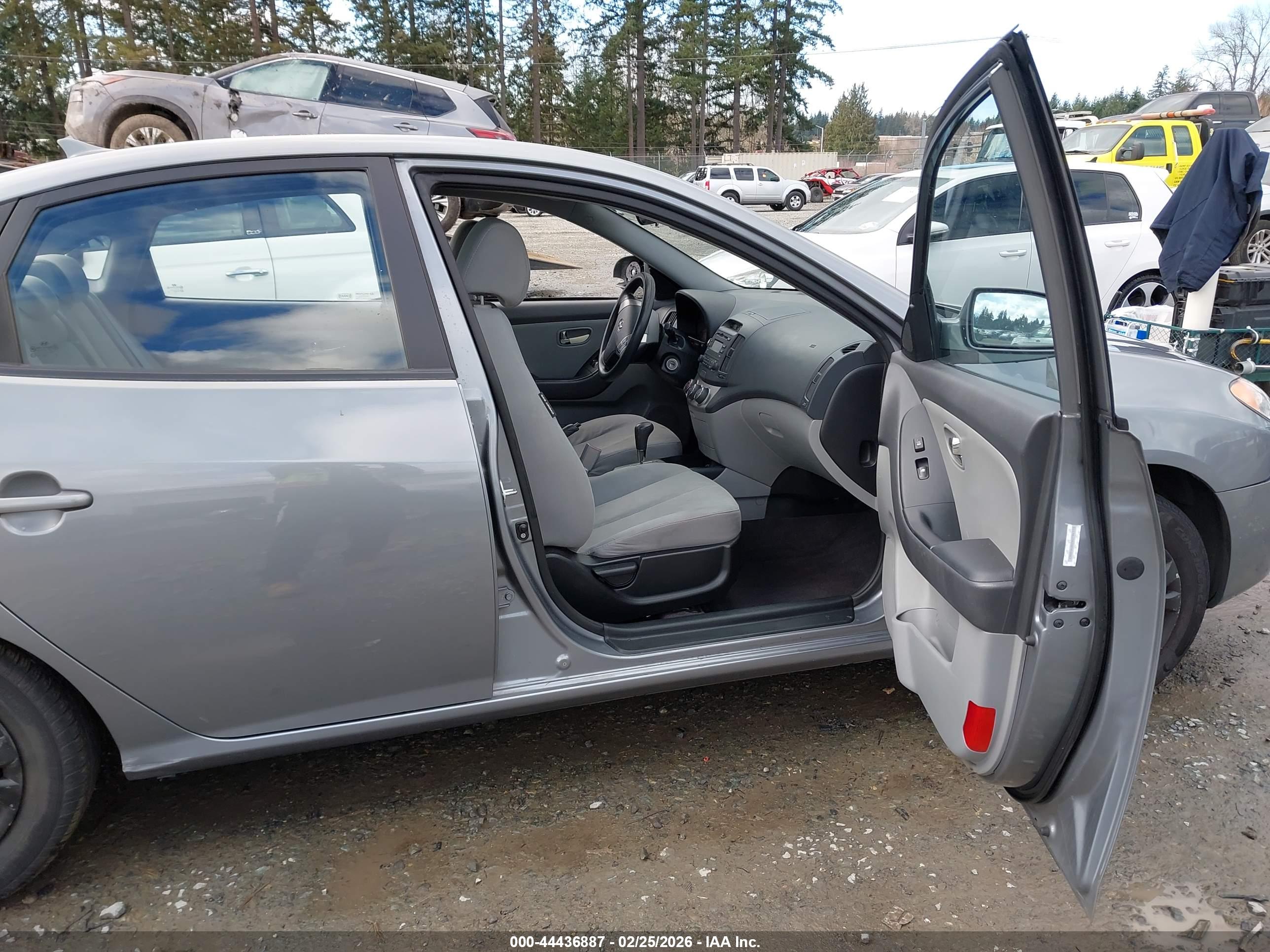 HYUNDAI ELANTRA image 5
