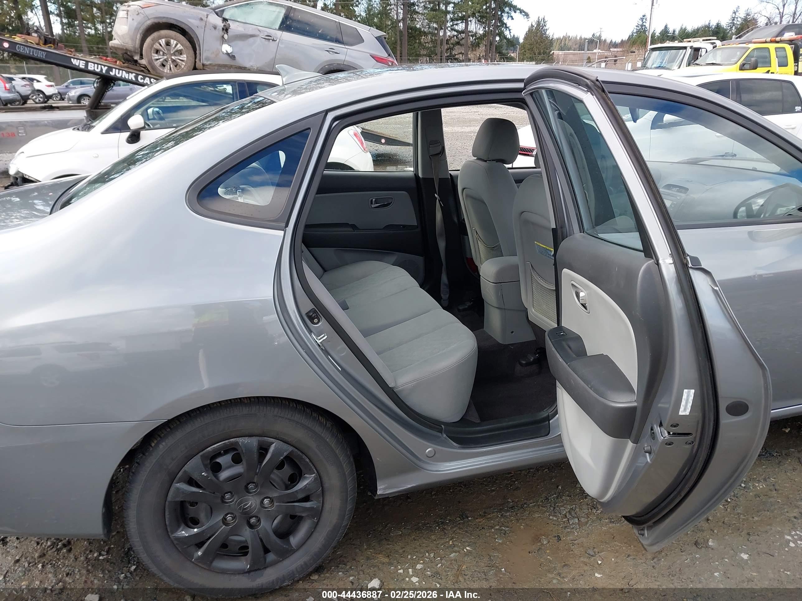 HYUNDAI ELANTRA image 8