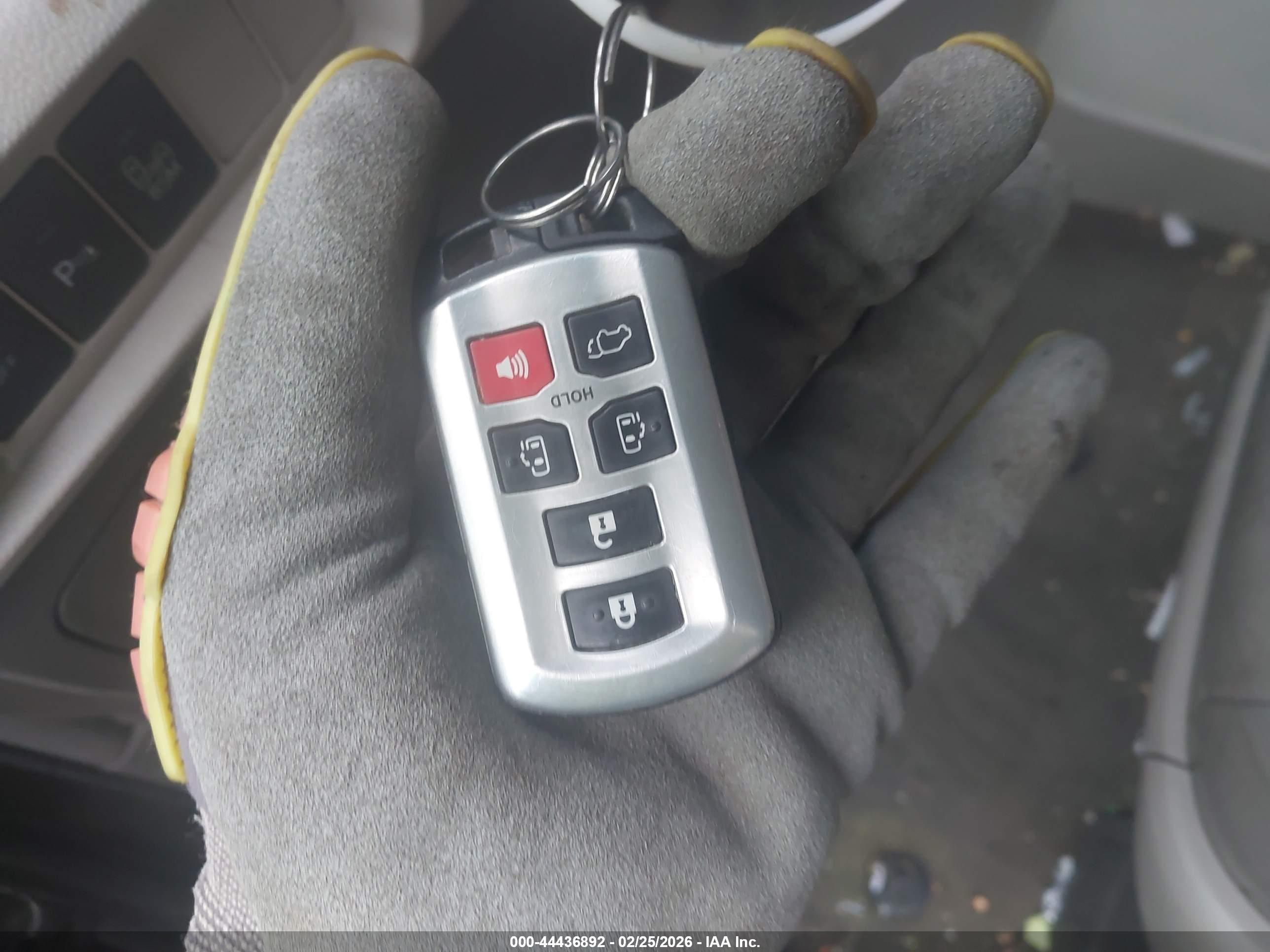 TOYOTA SIENNA image 11