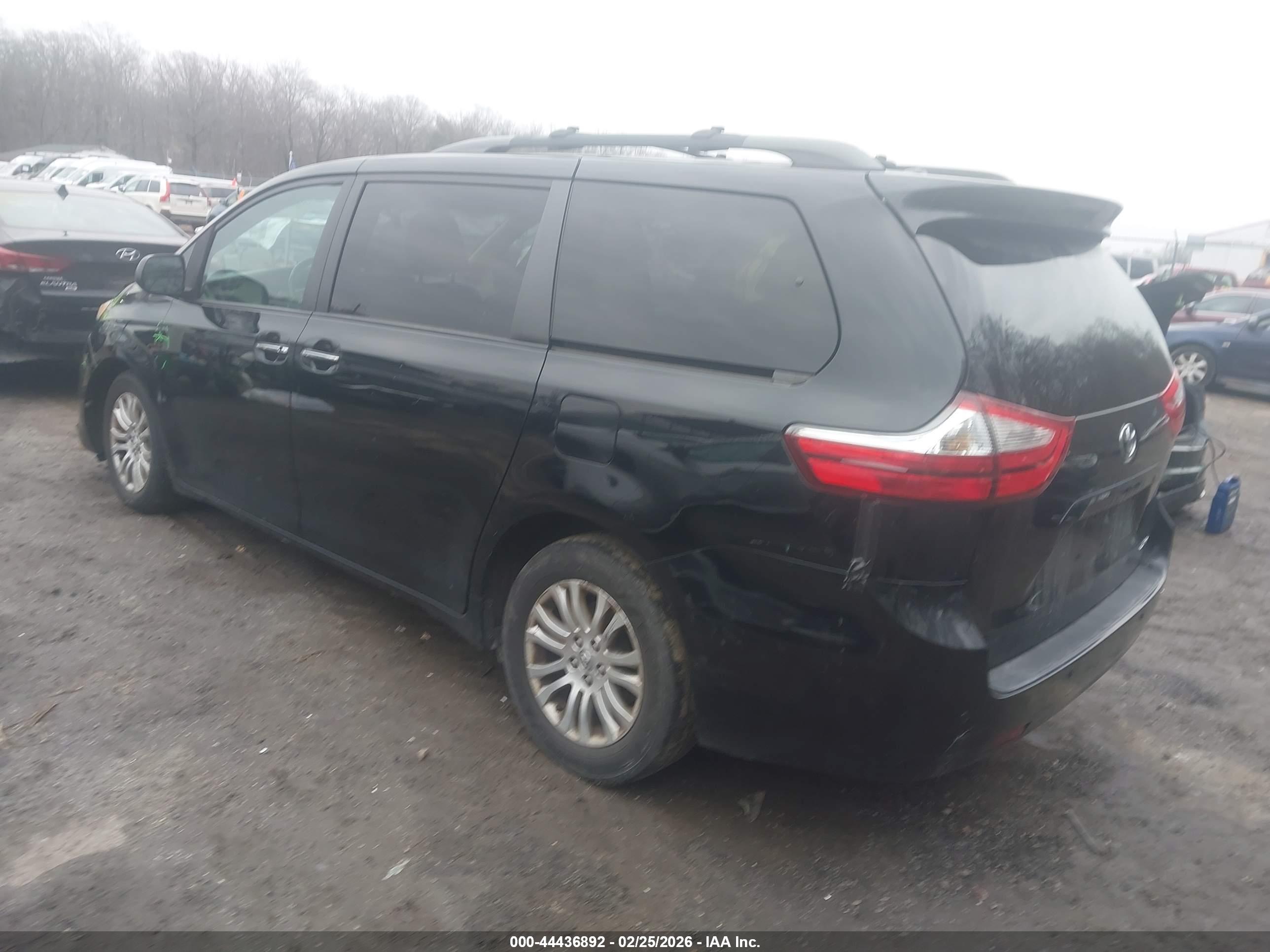 TOYOTA SIENNA image 3