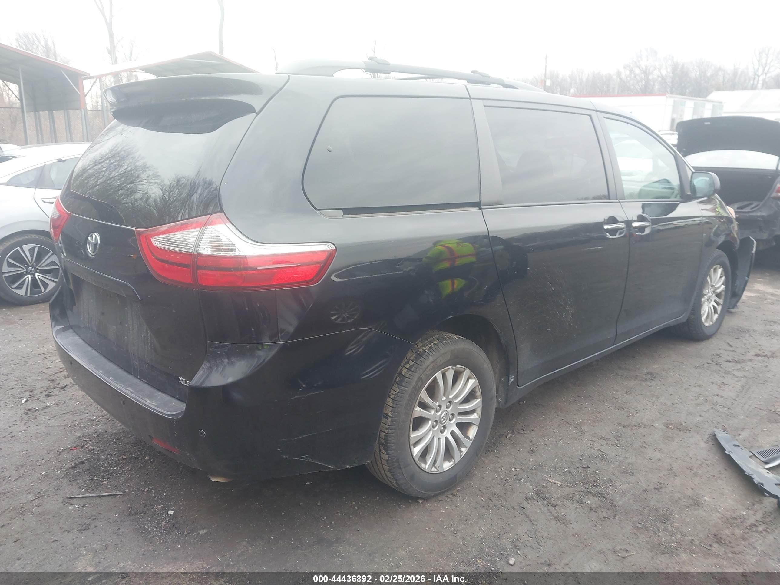TOYOTA SIENNA image 4