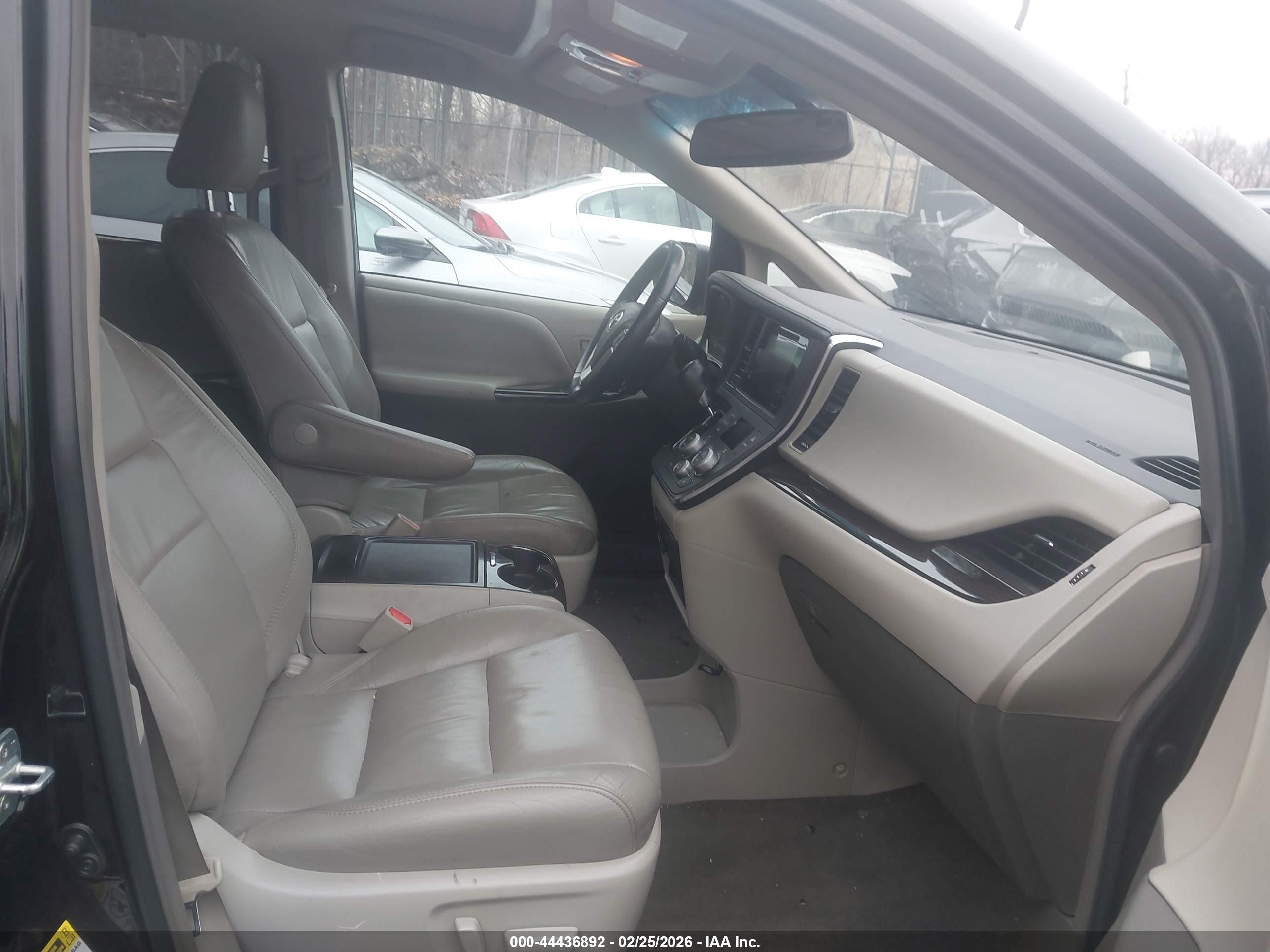 TOYOTA SIENNA image 5