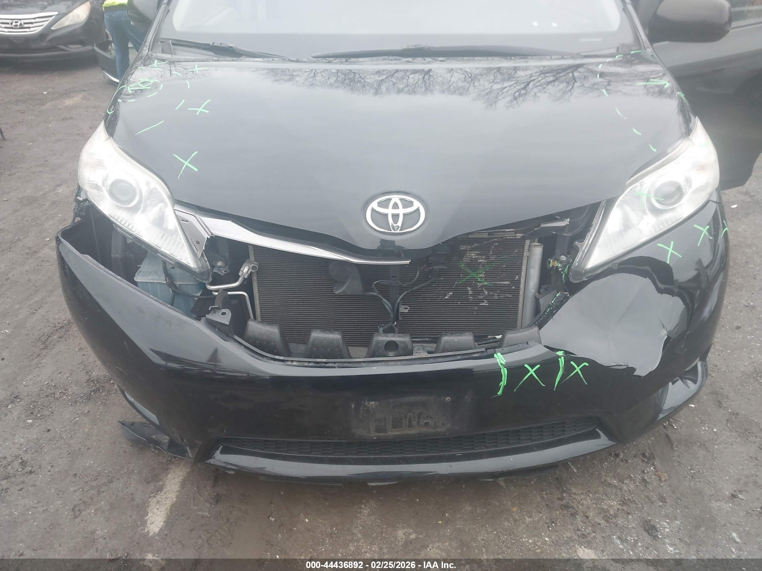 TOYOTA SIENNA image 6