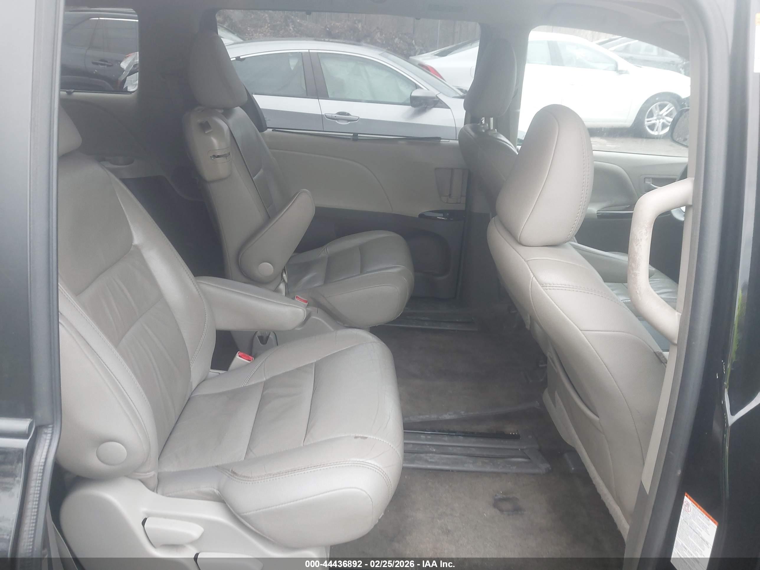 TOYOTA SIENNA image 8