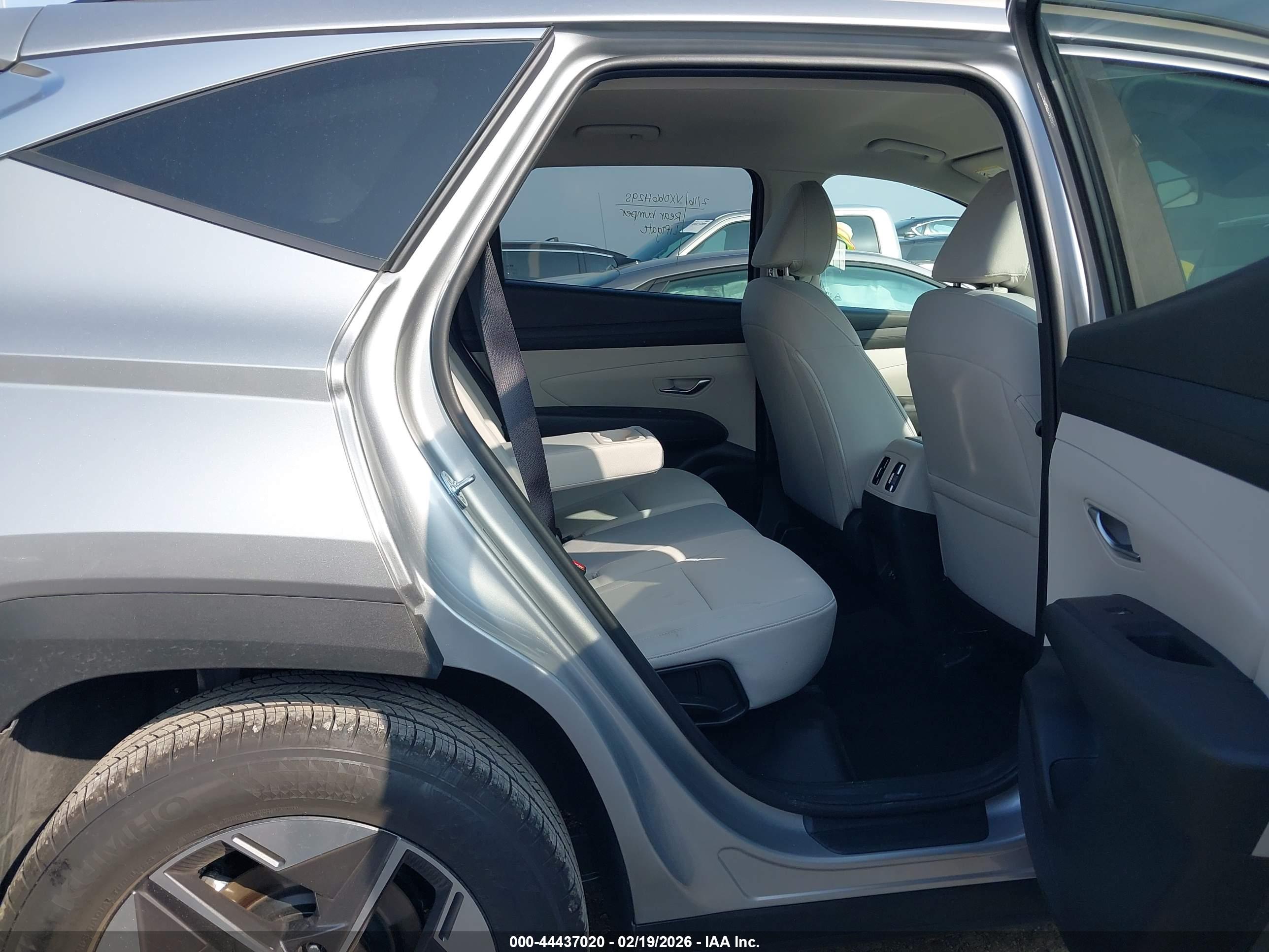 HYUNDAI TUCSON image 8