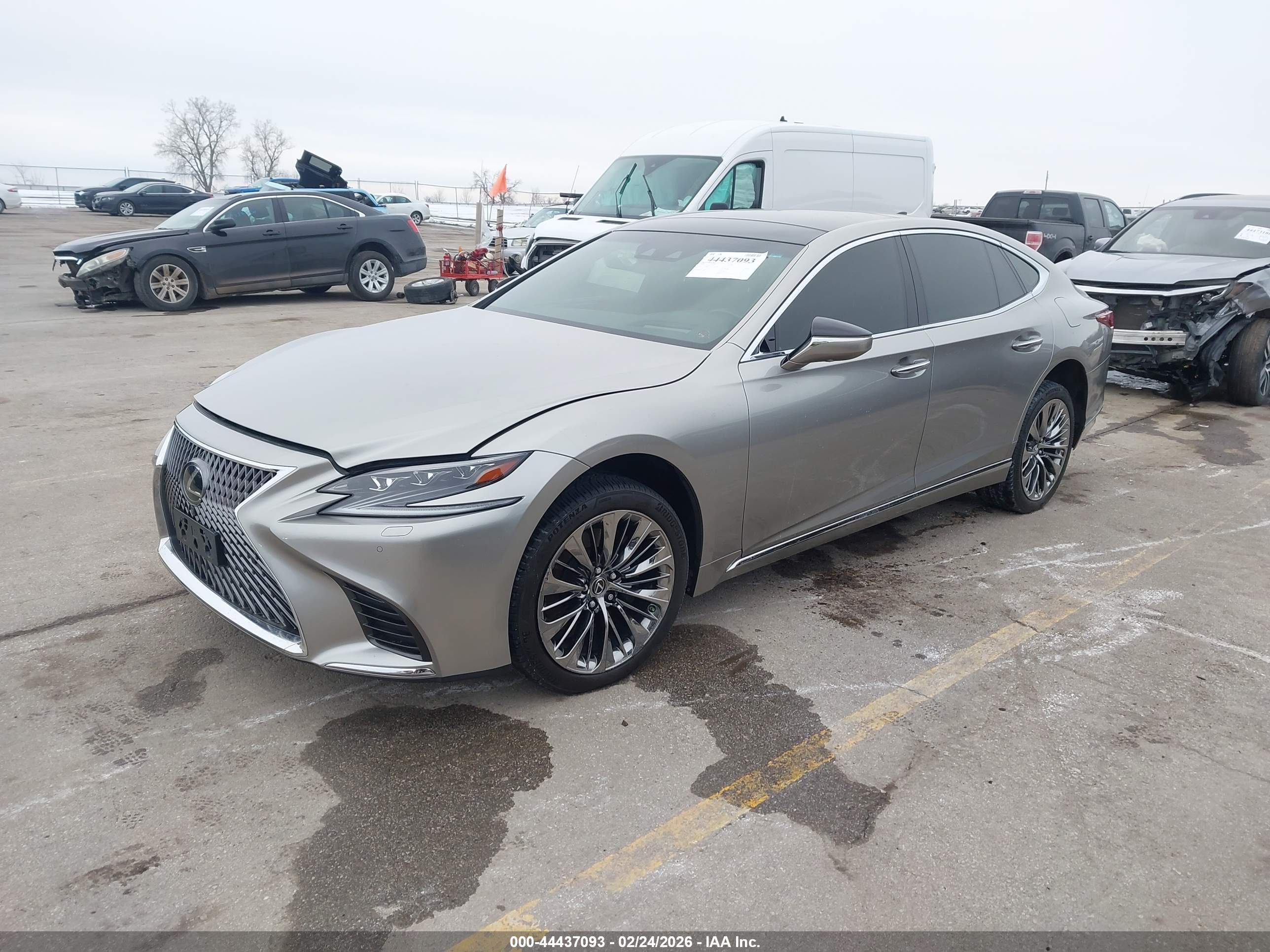 LEXUS LS image 2