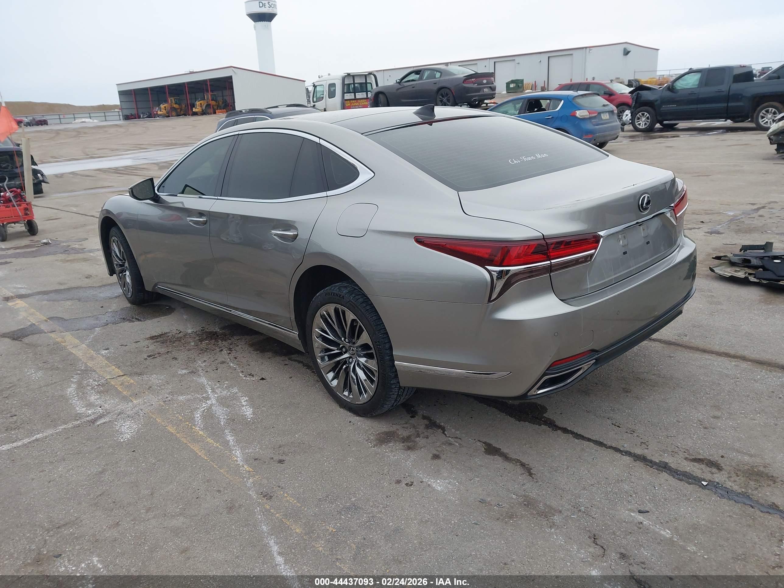 LEXUS LS image 3