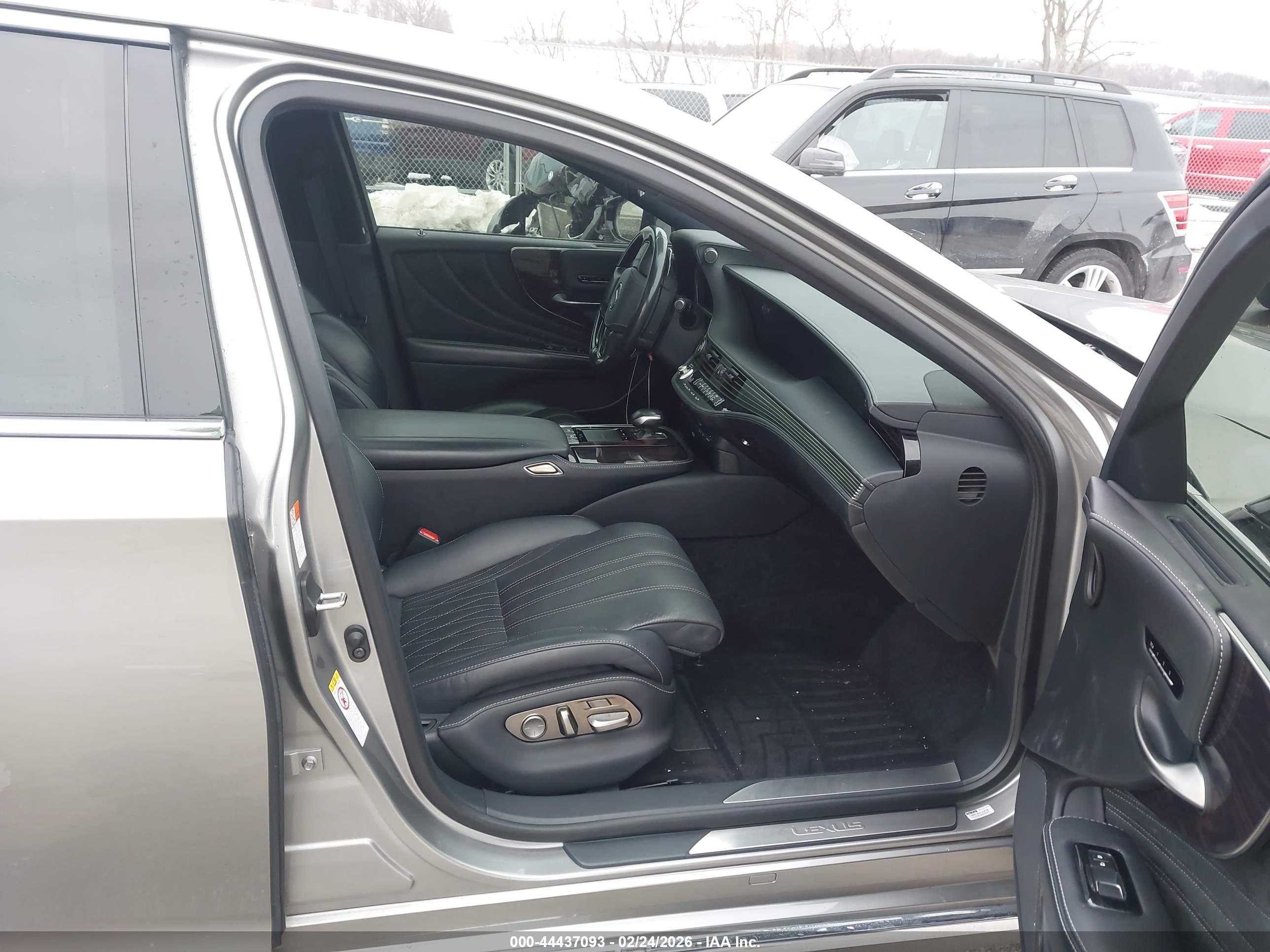 LEXUS LS image 5
