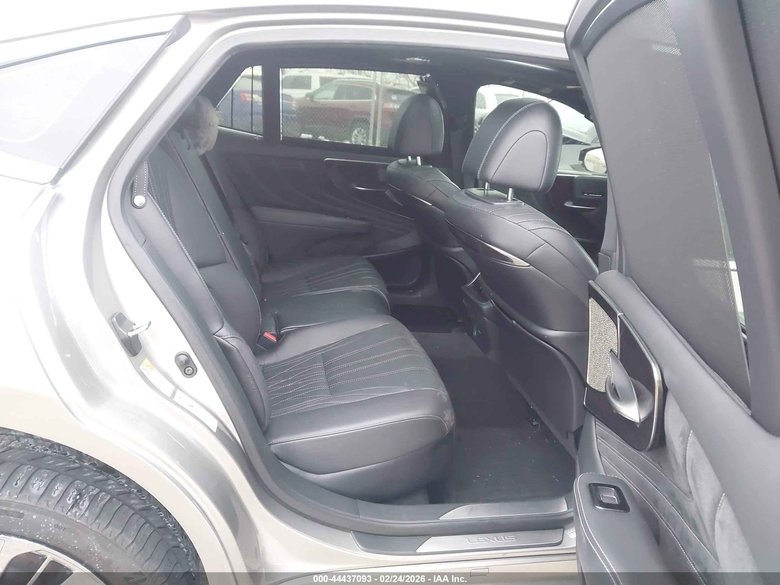 LEXUS LS image 8