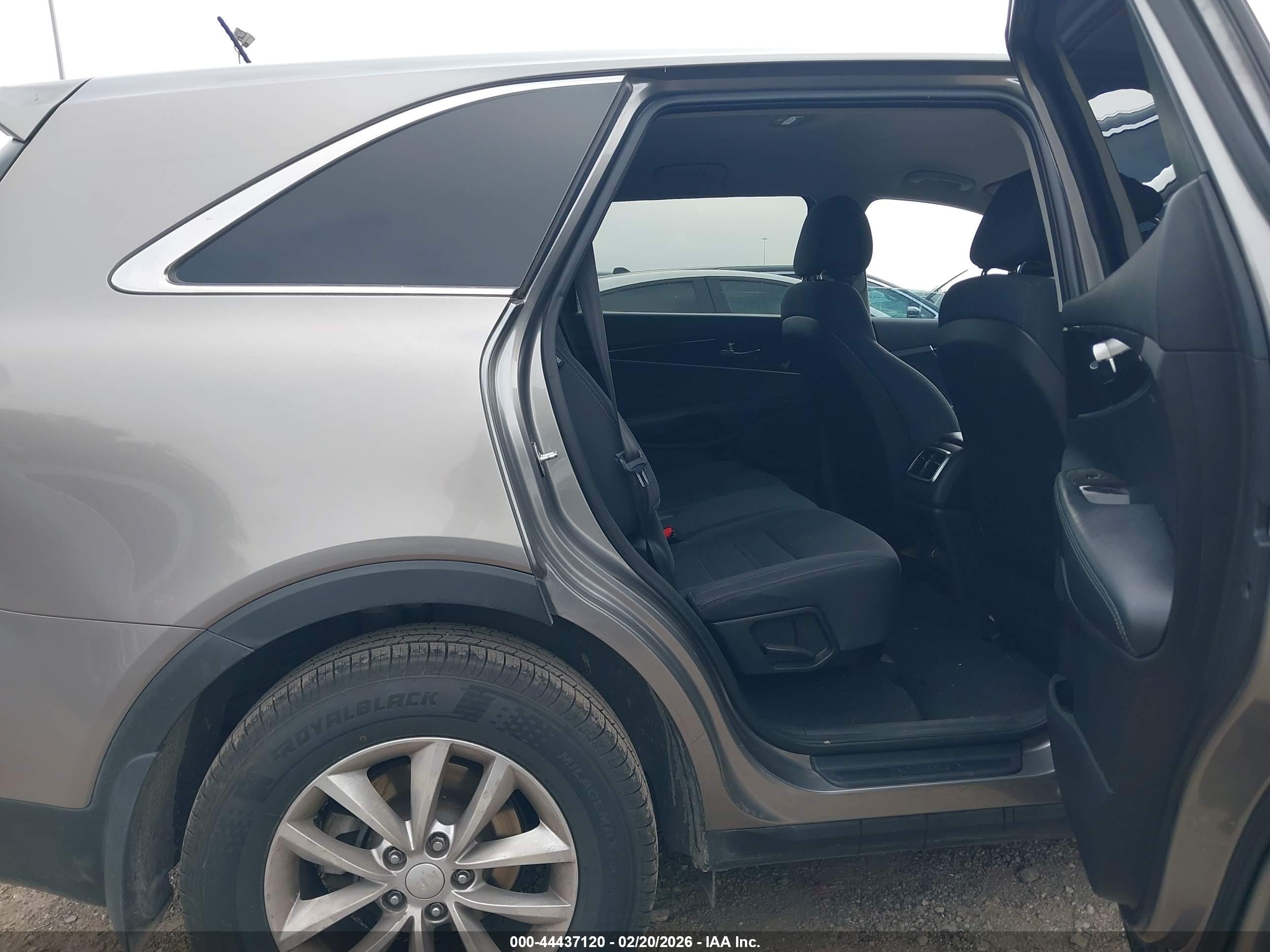 KIA SORENTO image 8