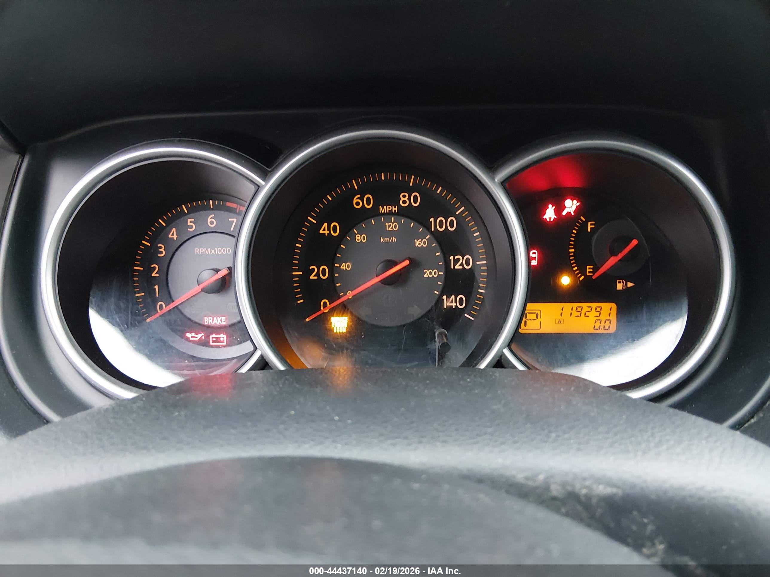 NISSAN VERSA image 7