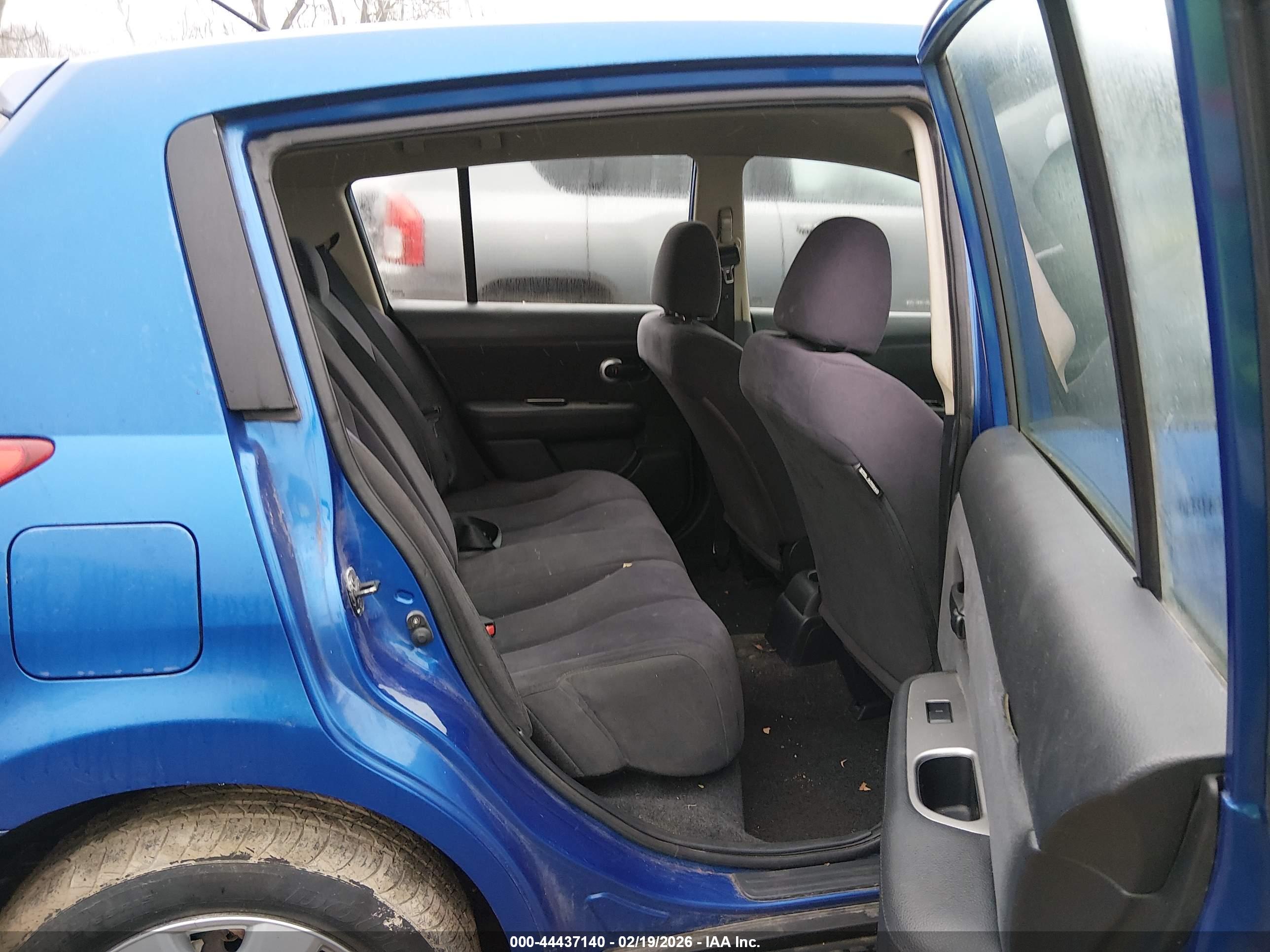 NISSAN VERSA image 8
